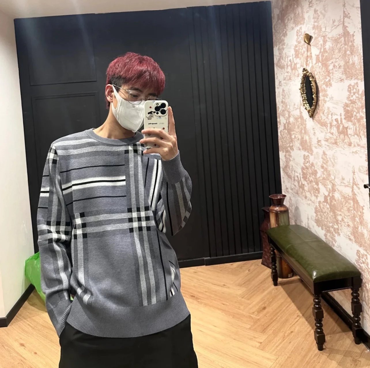 Item ID 8253 Burberr- Burberry -2023ss- Irregular plaid - wool sweater - Black and