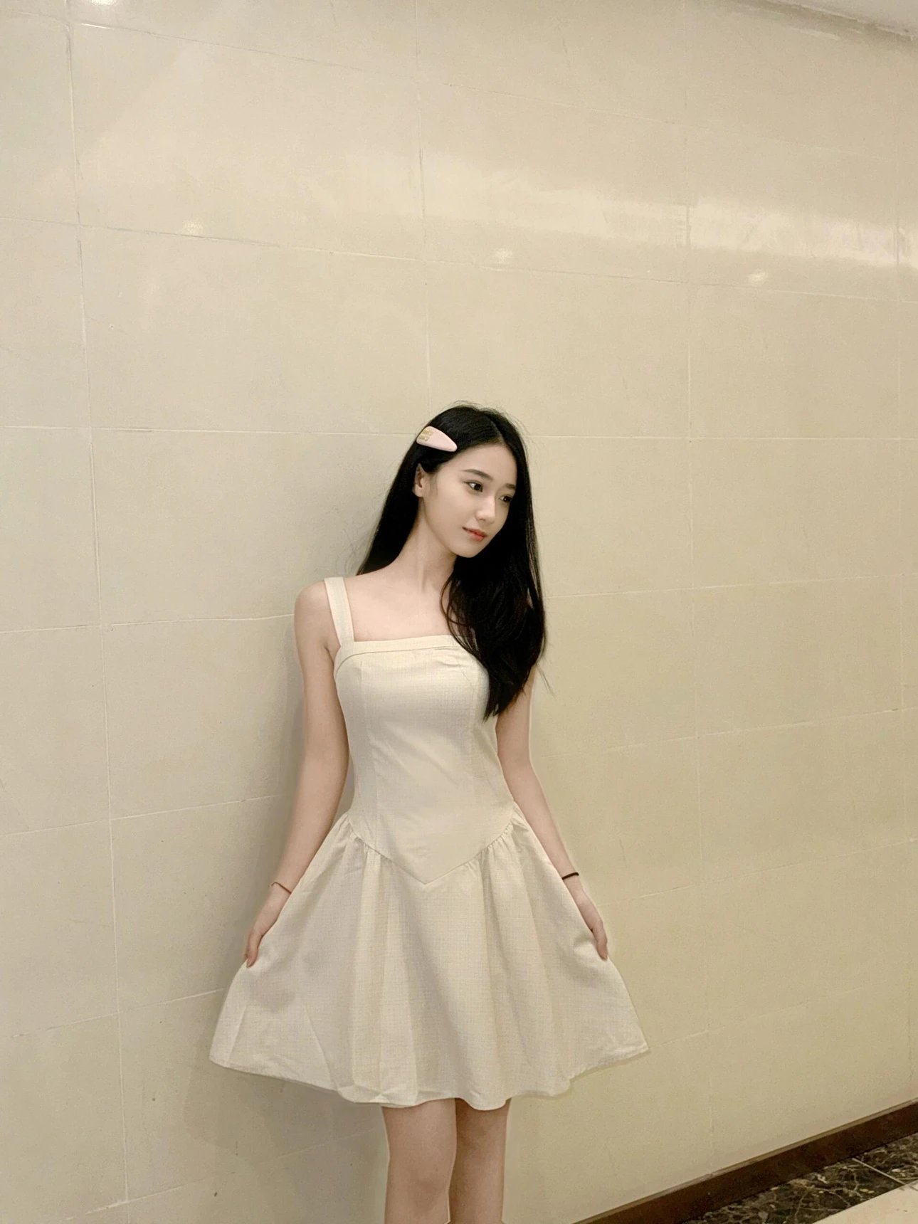 Item ID 8381 M1u-M1u- Miu Miu -2023FW- Pink patent leather hairpin - gold hardware