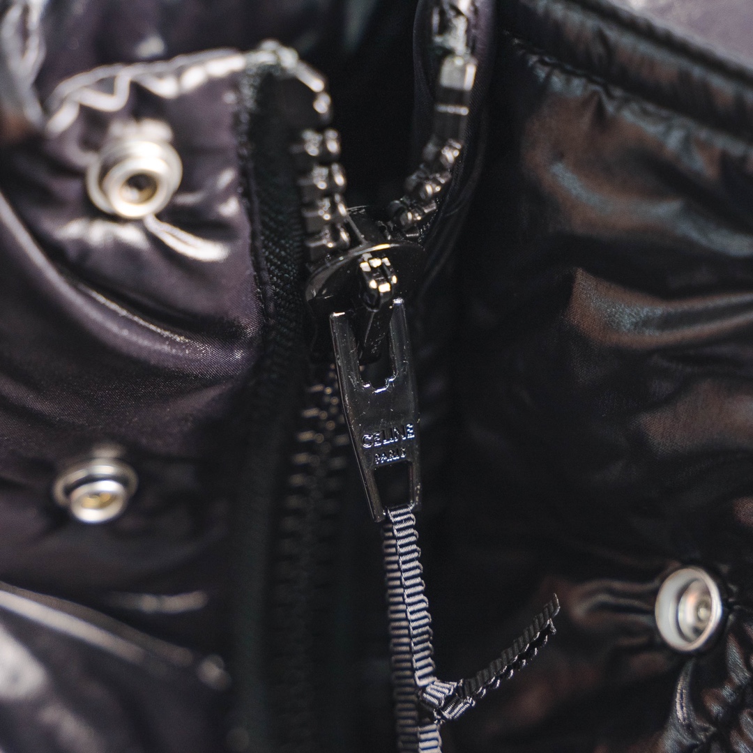 CELINE后背大字母