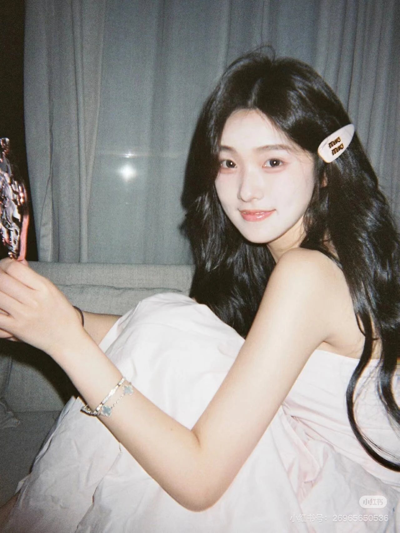 Item ID 8381 M1u-M1u- Miu Miu -2023FW- Pink patent leather hairpin - gold hardware