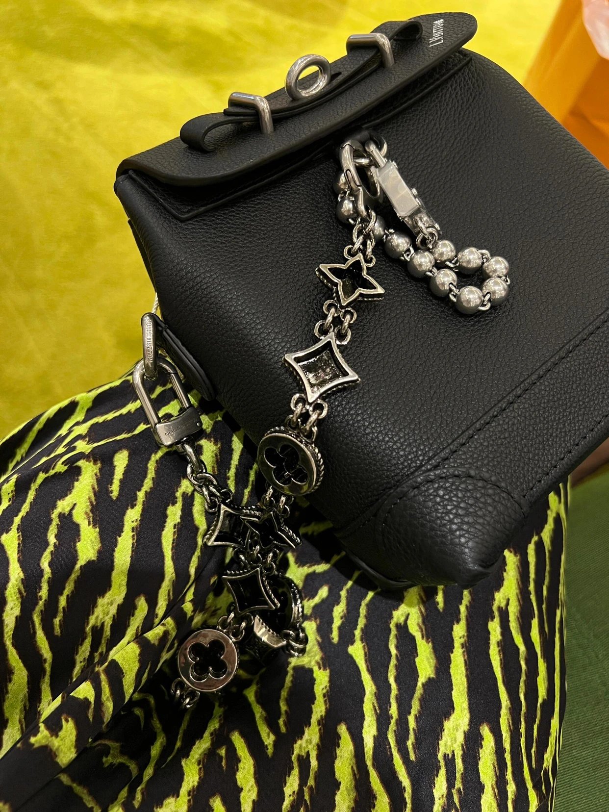 Item ID 8483 Haute Couture - Steeler-15- Metal Pearl Pendant - Flip Bag - Show Lock