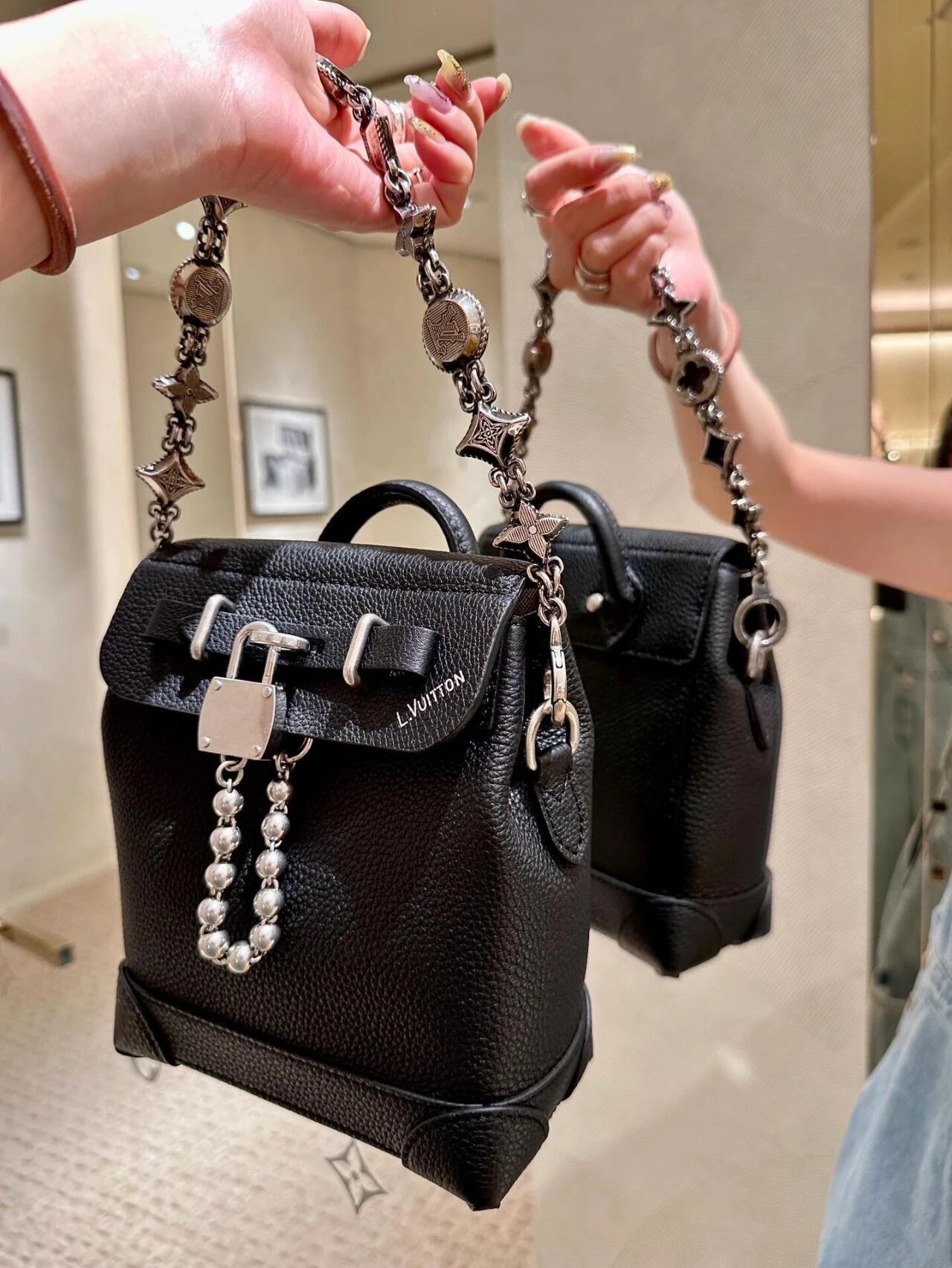 Item ID 8483 Haute Couture - Steeler-15- Metal Pearl Pendant - Flip Bag - Show Lock