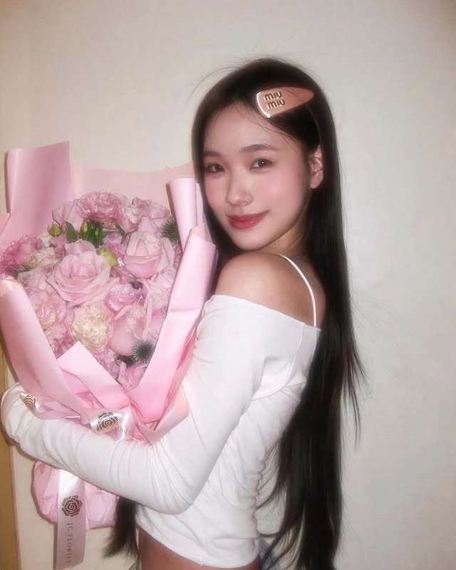 Item ID 8381 M1u-M1u- Miu Miu -2023FW- Pink patent leather hairpin - gold hardware