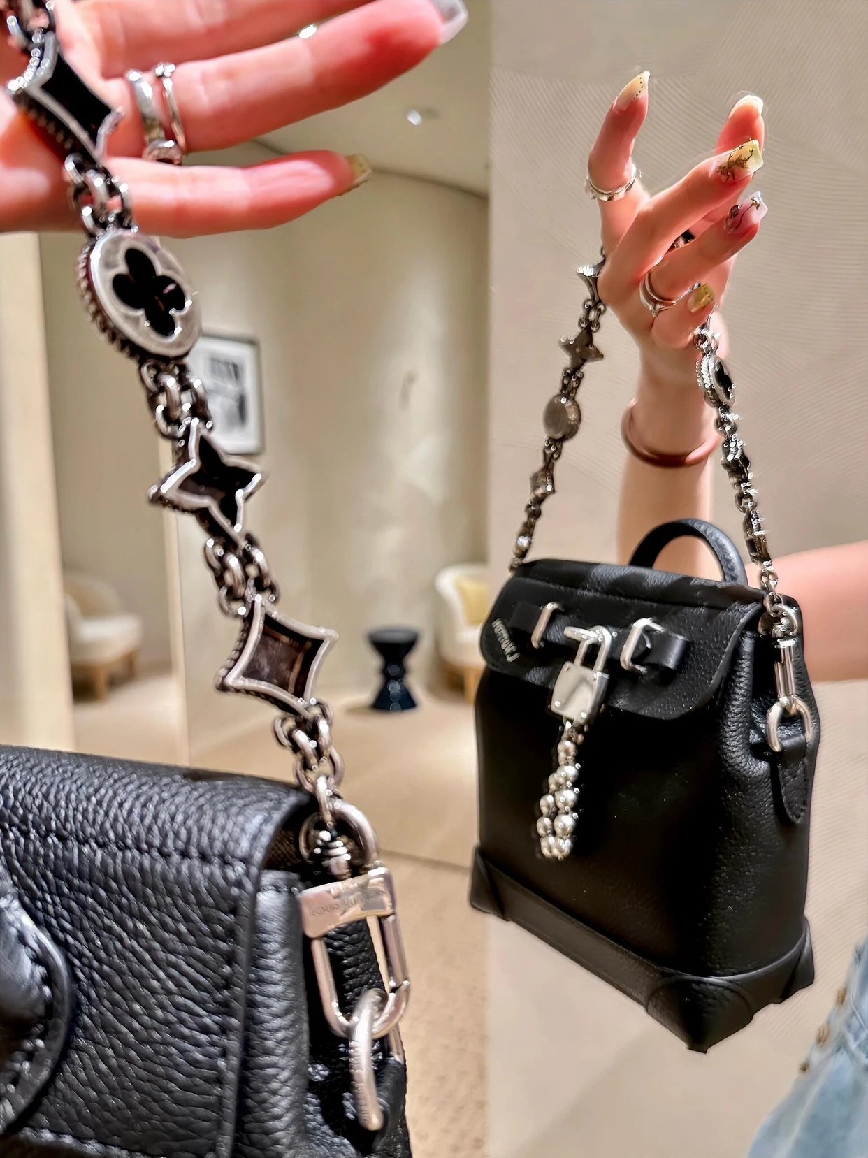 Item ID 8483 Haute Couture - Steeler-15- Metal Pearl Pendant - Flip Bag - Show Lock