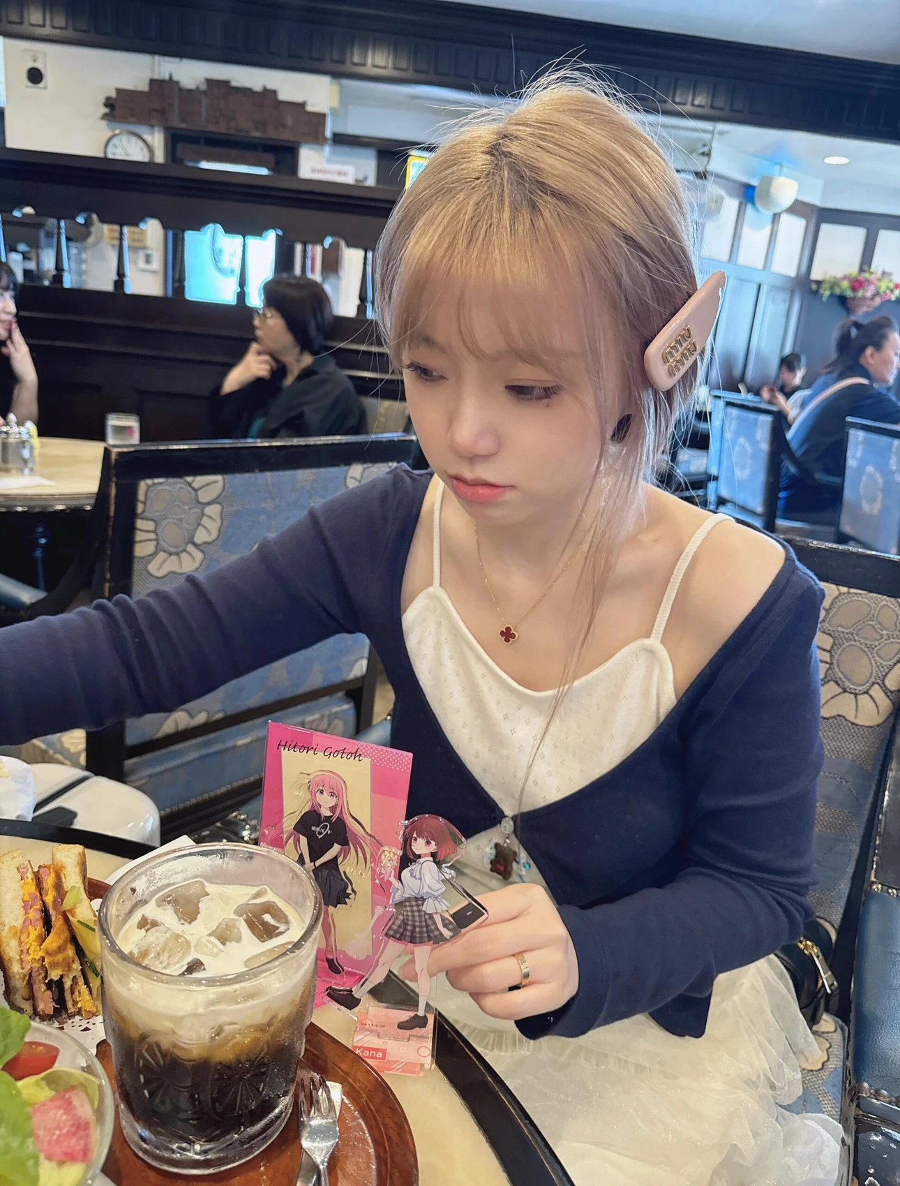 Item ID 8381 M1u-M1u- Miu Miu -2023FW- Pink patent leather hairpin - gold hardware