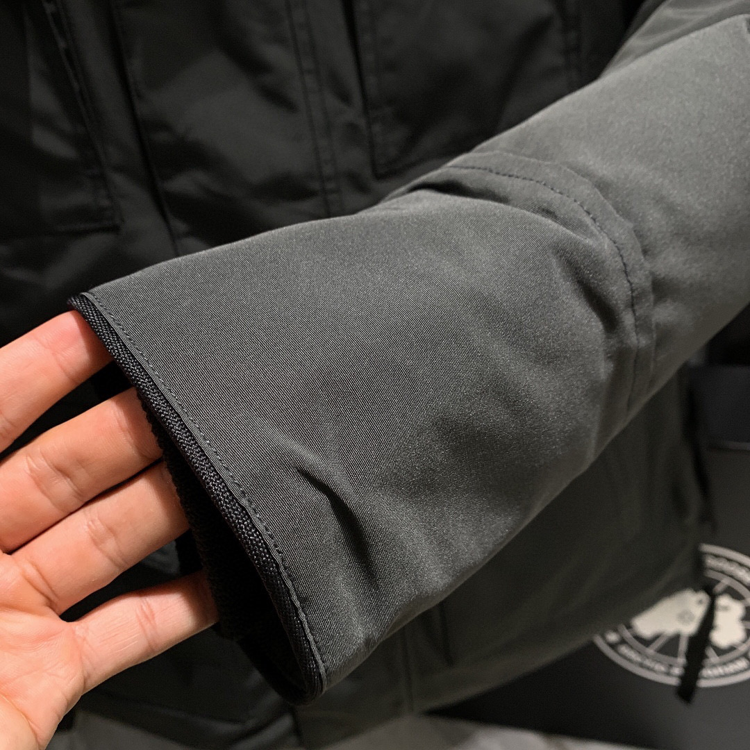 大鹅23男款黑标_羽绒服