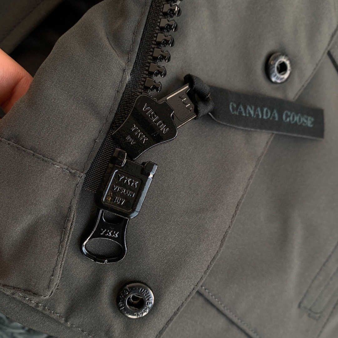 大鹅23男款黑标_羽绒服