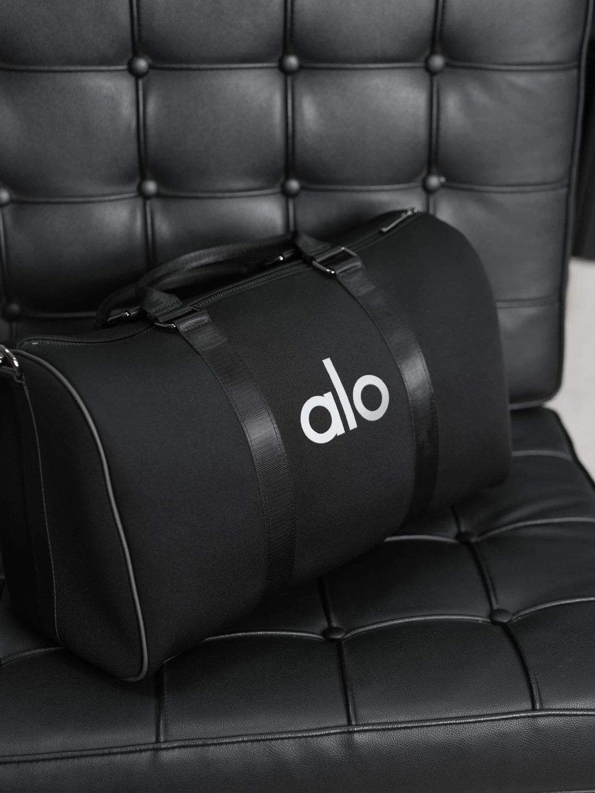 Item ID 8446 Aloyoga large capacity classic chloroprene rubber handbag luggage bag