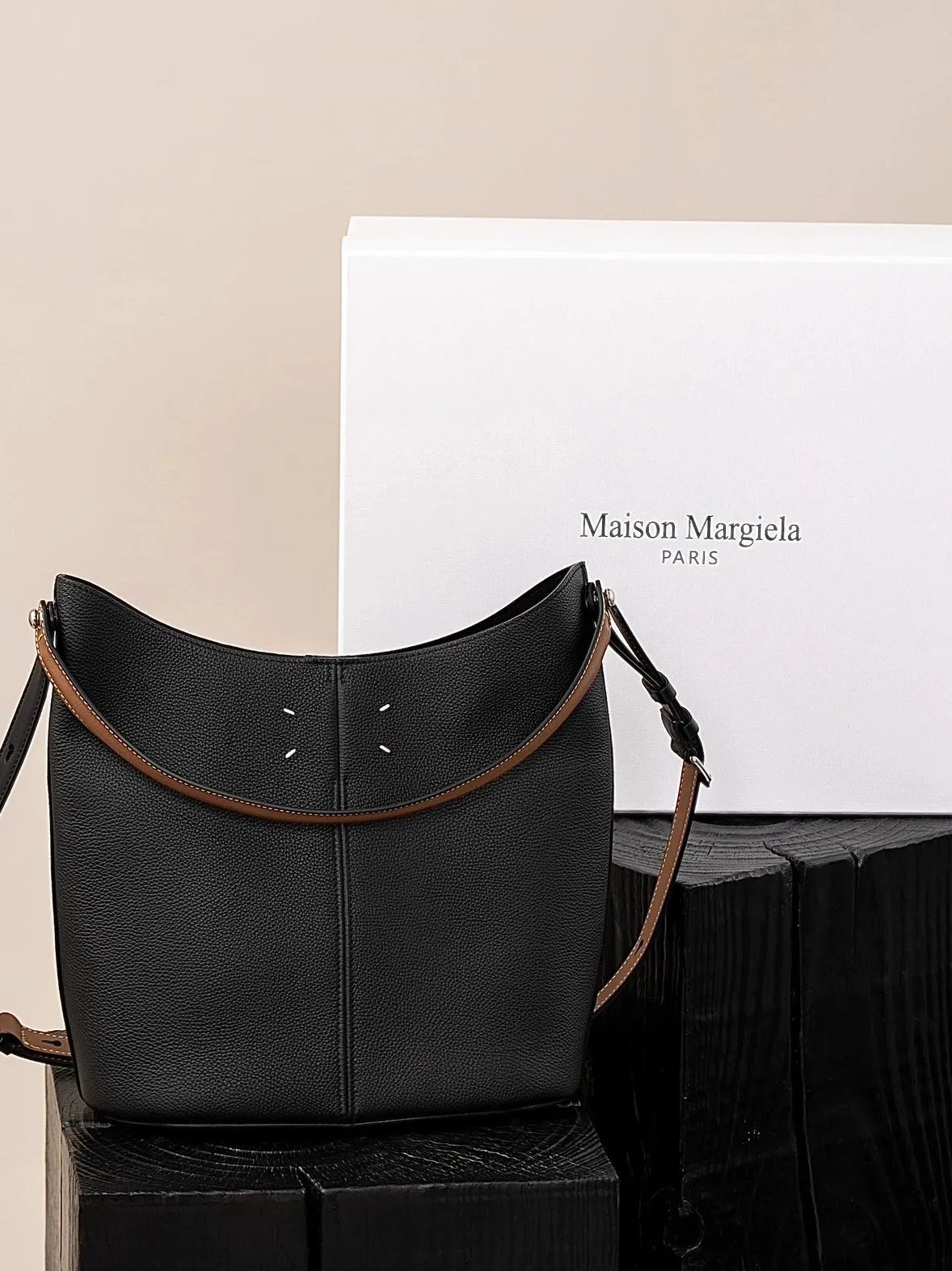 Item ID 8498 Maison-Mag1ela Magira Press age contrasting shoulder straps black brow