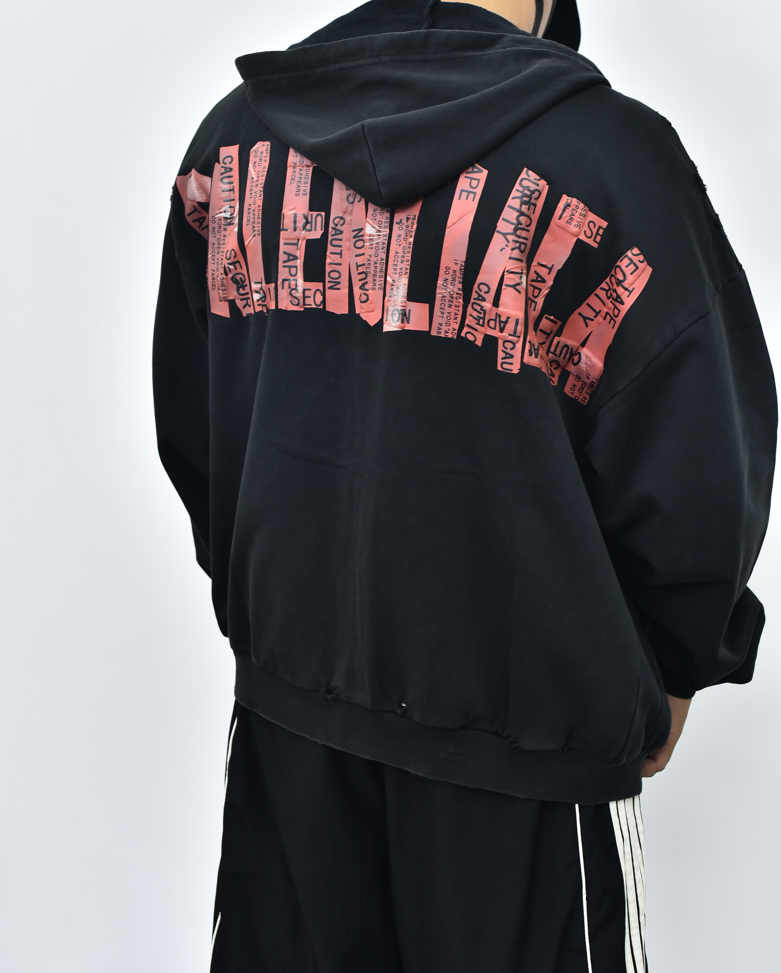 巴黎世家 做旧破洞外套