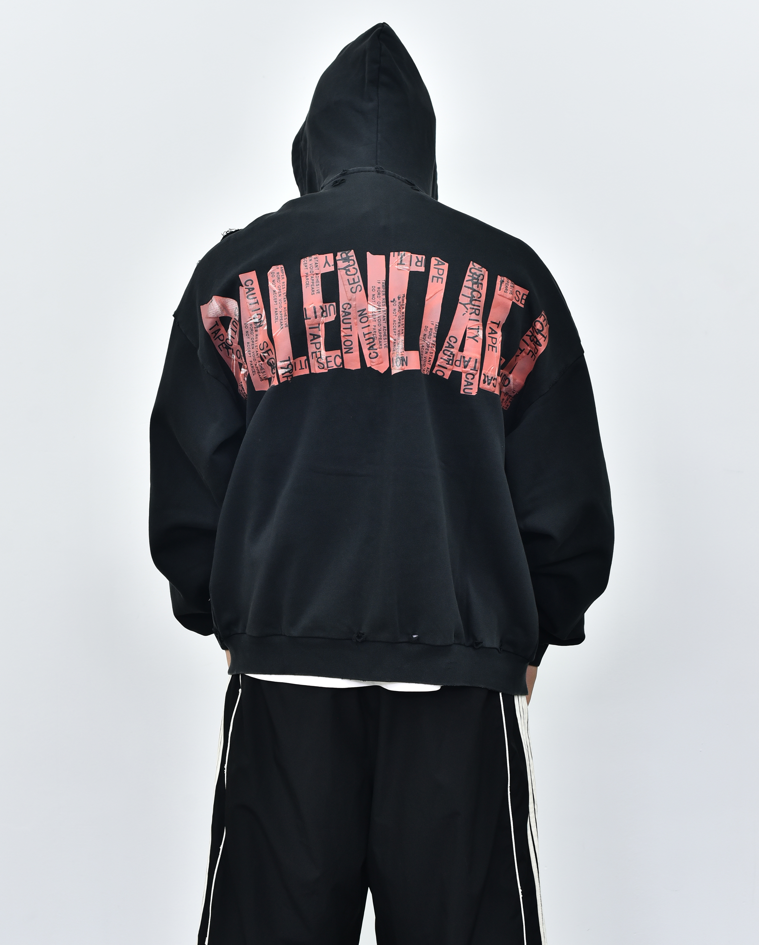 巴黎世家 做旧破洞外套