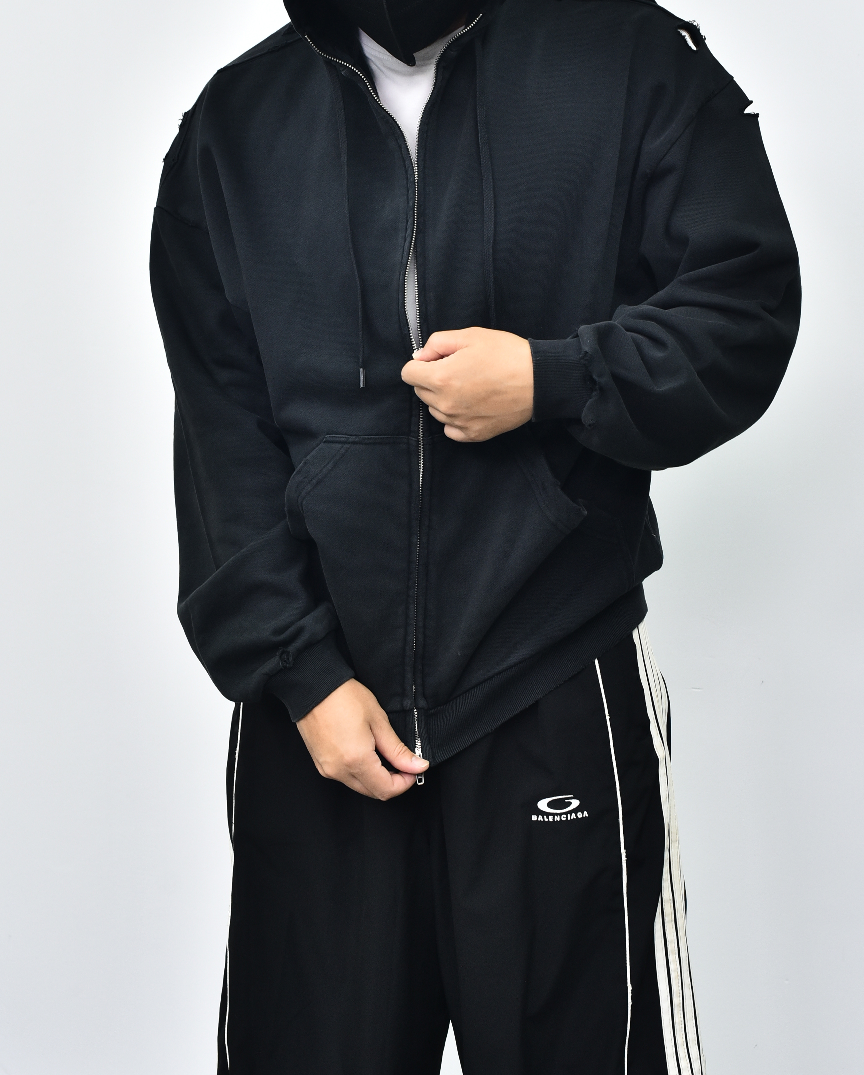 巴黎世家 做旧破洞外套