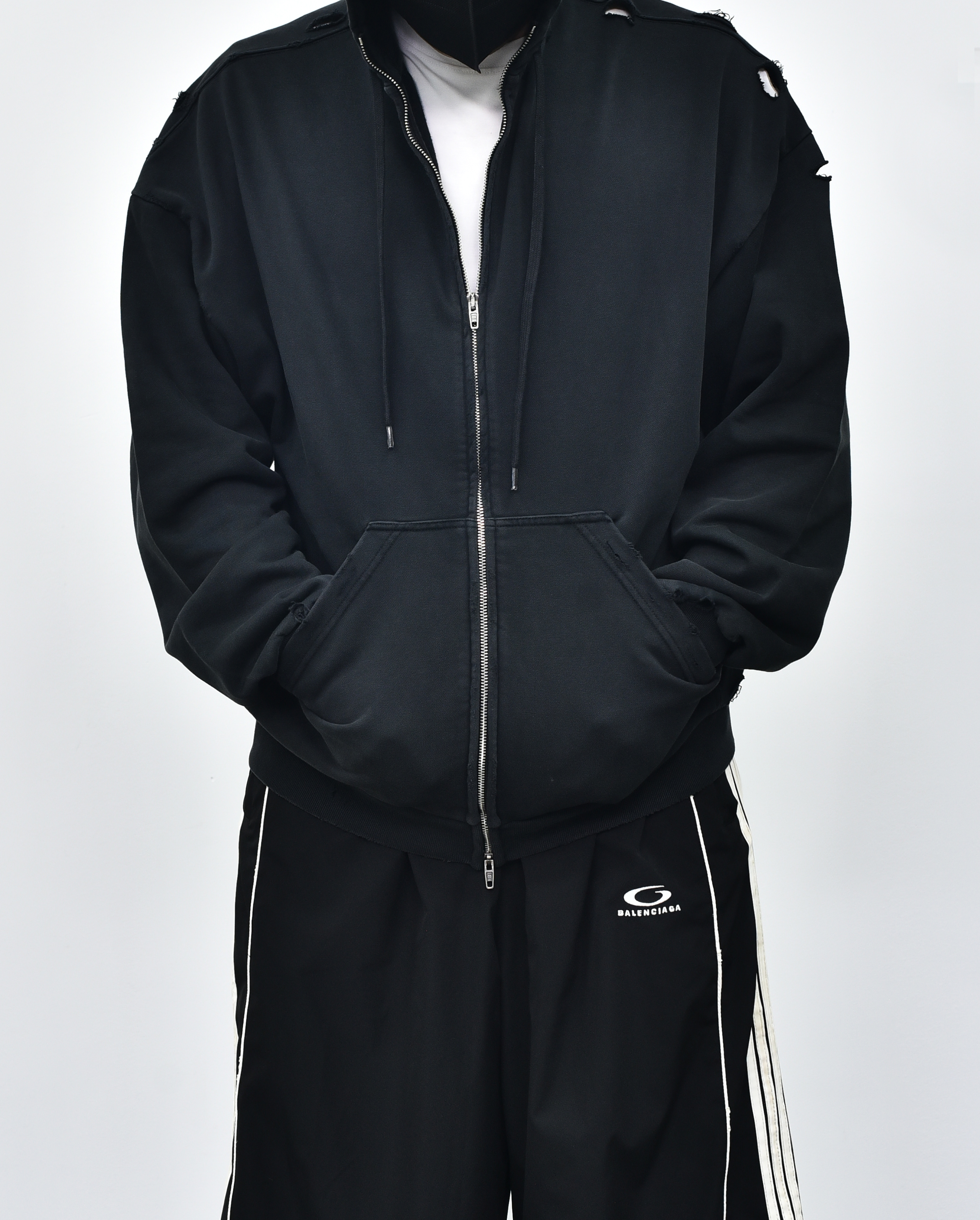 巴黎世家 做旧破洞外套