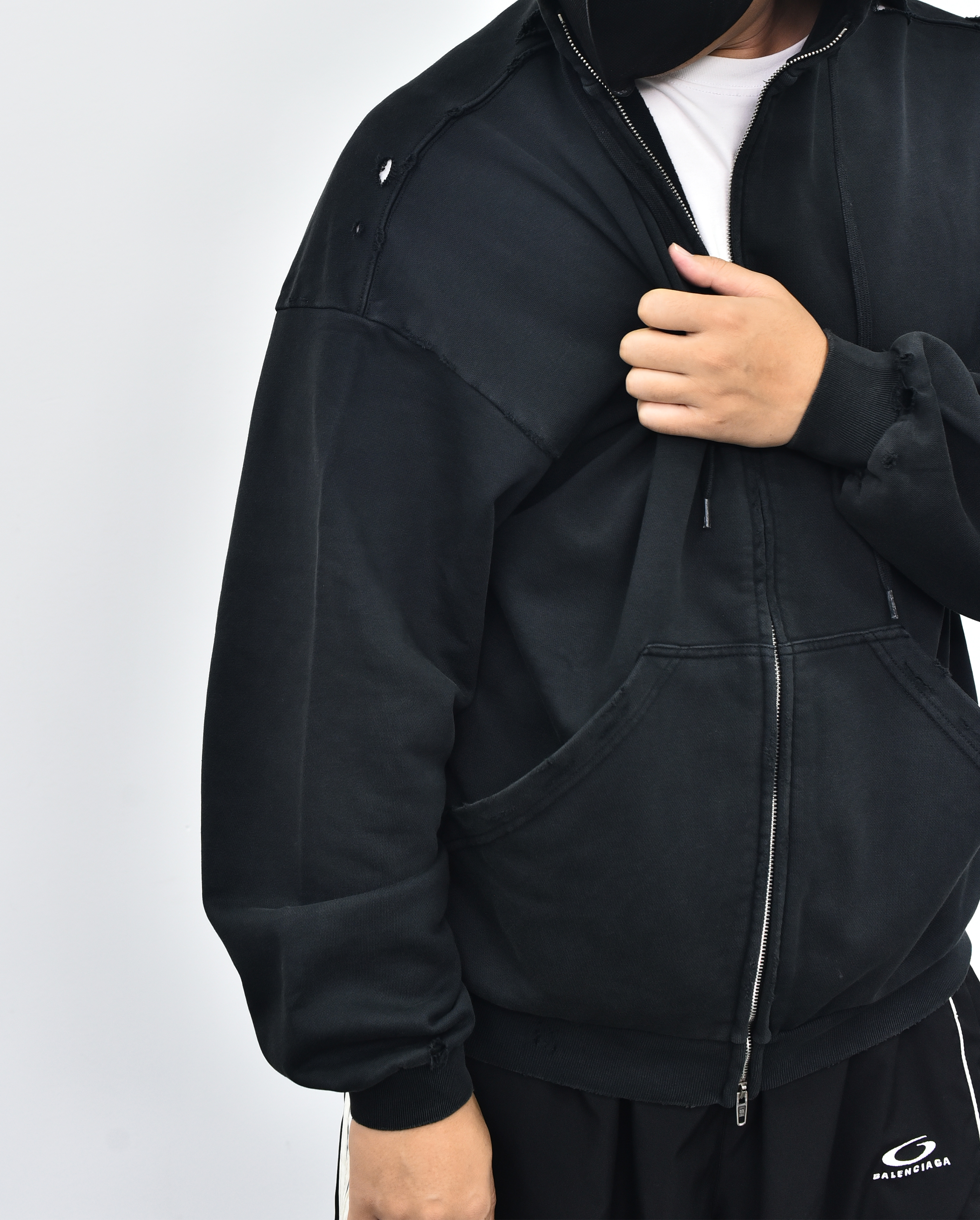 巴黎世家 做旧破洞外套