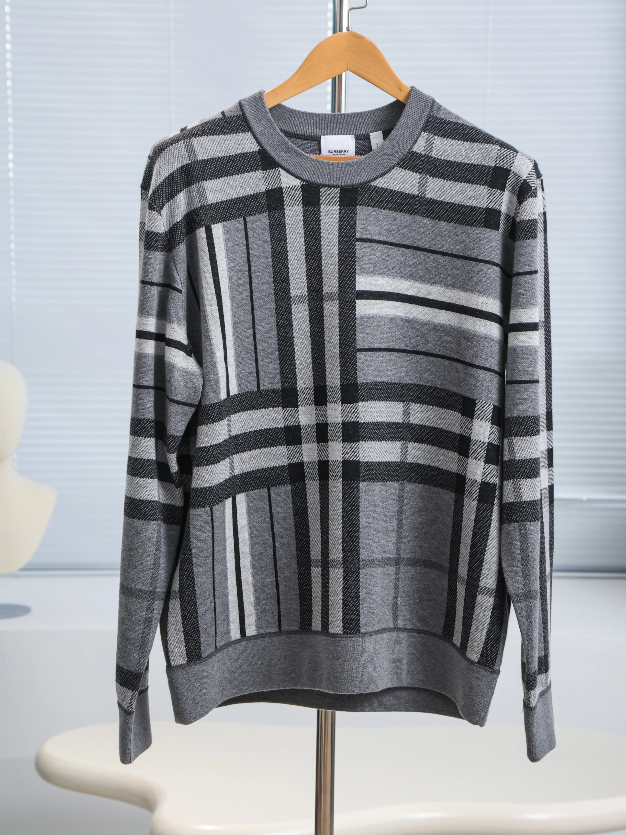 Item ID 8253 Burberr- Burberry -2023ss- Irregular plaid - wool sweater - Black and