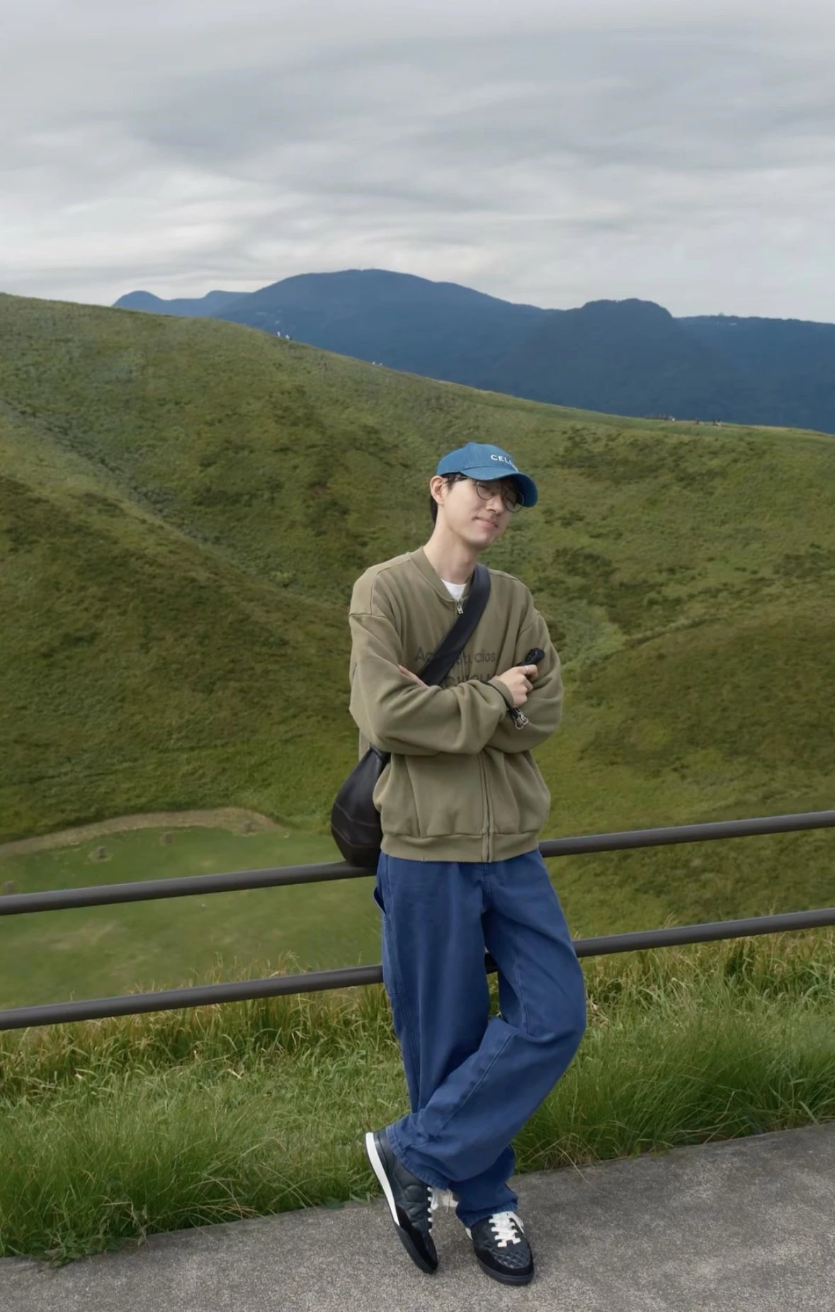 Item ID 8355 Miu Miu SS25 Spring Festival Series Solid Color Loose Embroidered Logo