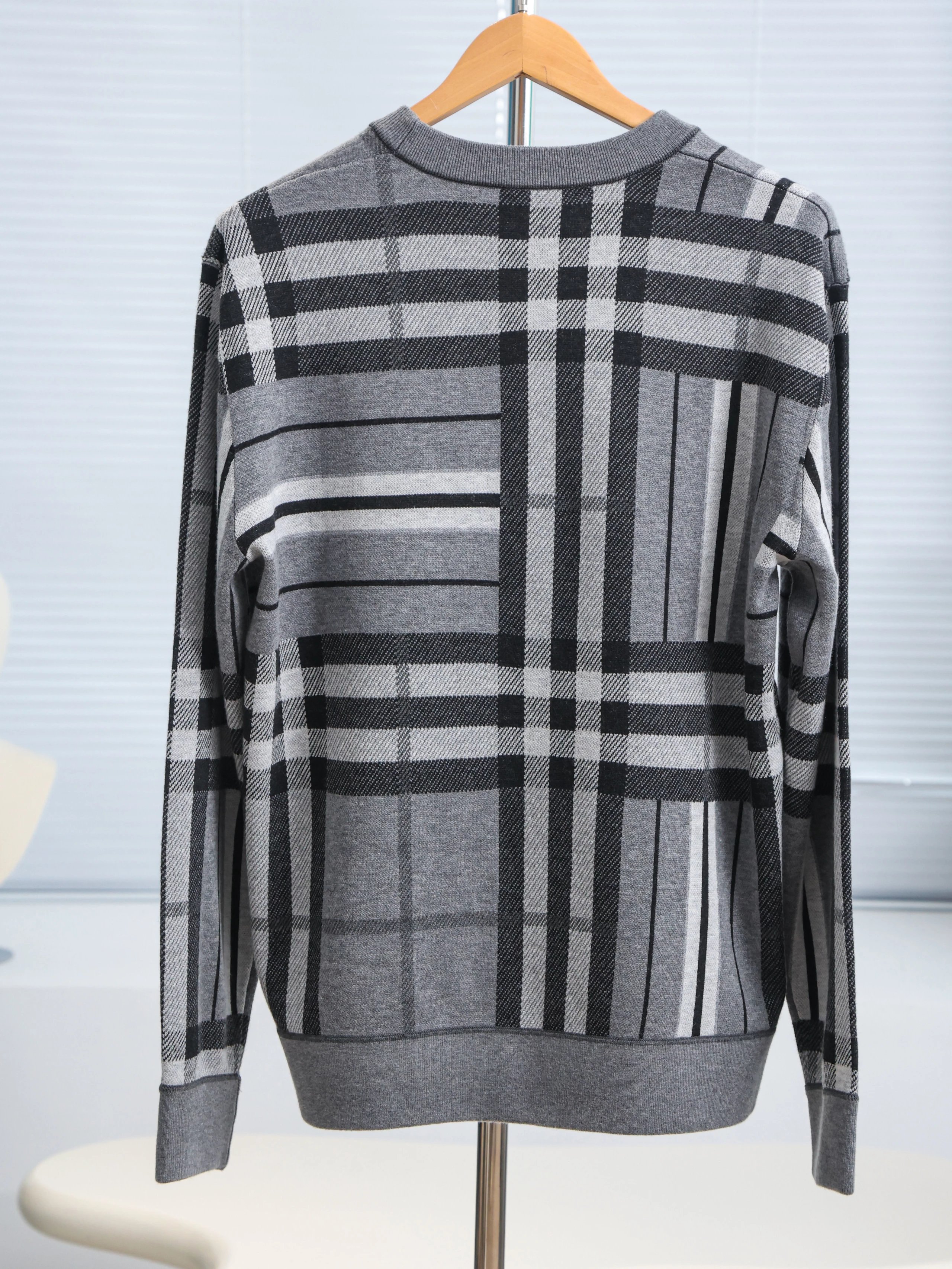 Item ID 8253 Burberr- Burberry -2023ss- Irregular plaid - wool sweater - Black and