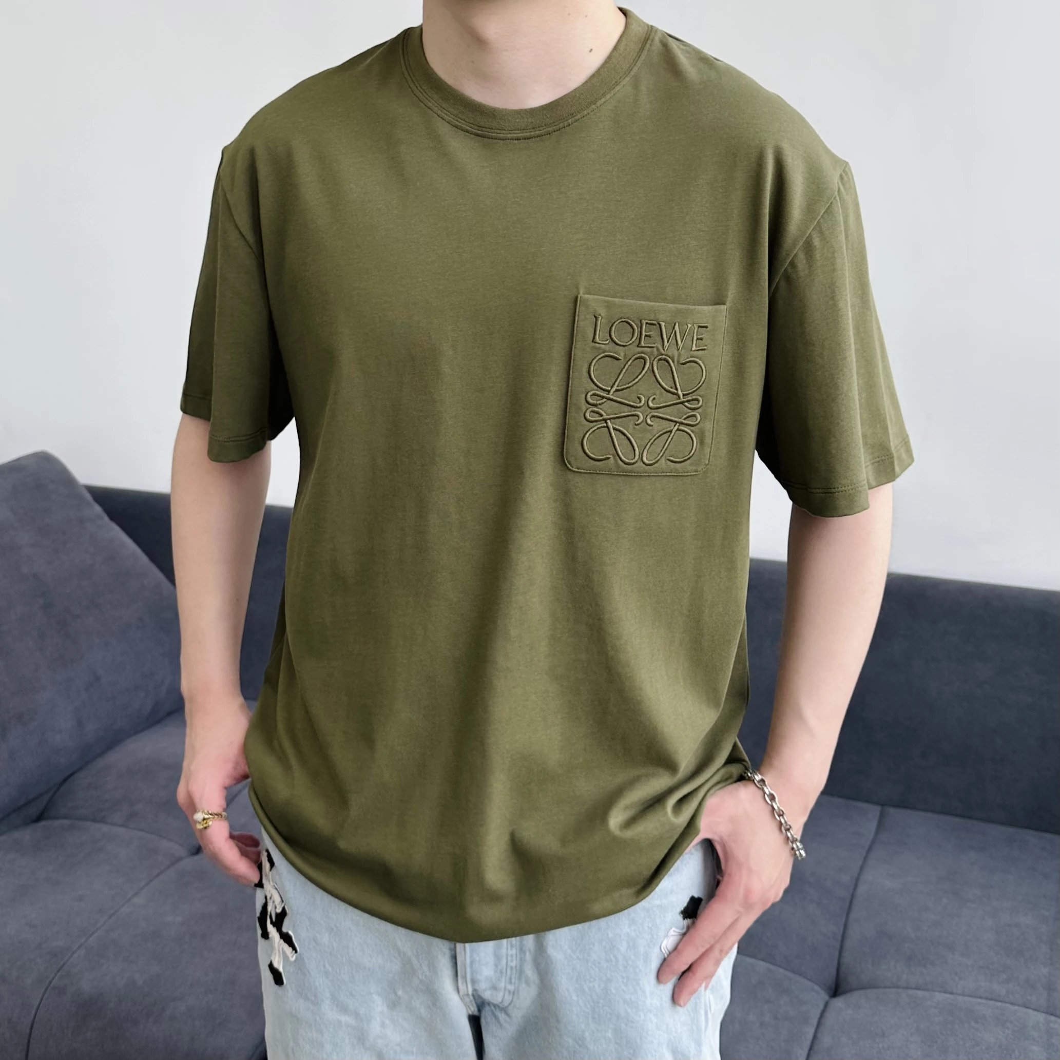 Item ID 8319 L0EWE-Roewe -2025s Pocket Embroidered Basic Round Neck Short Sleeve -