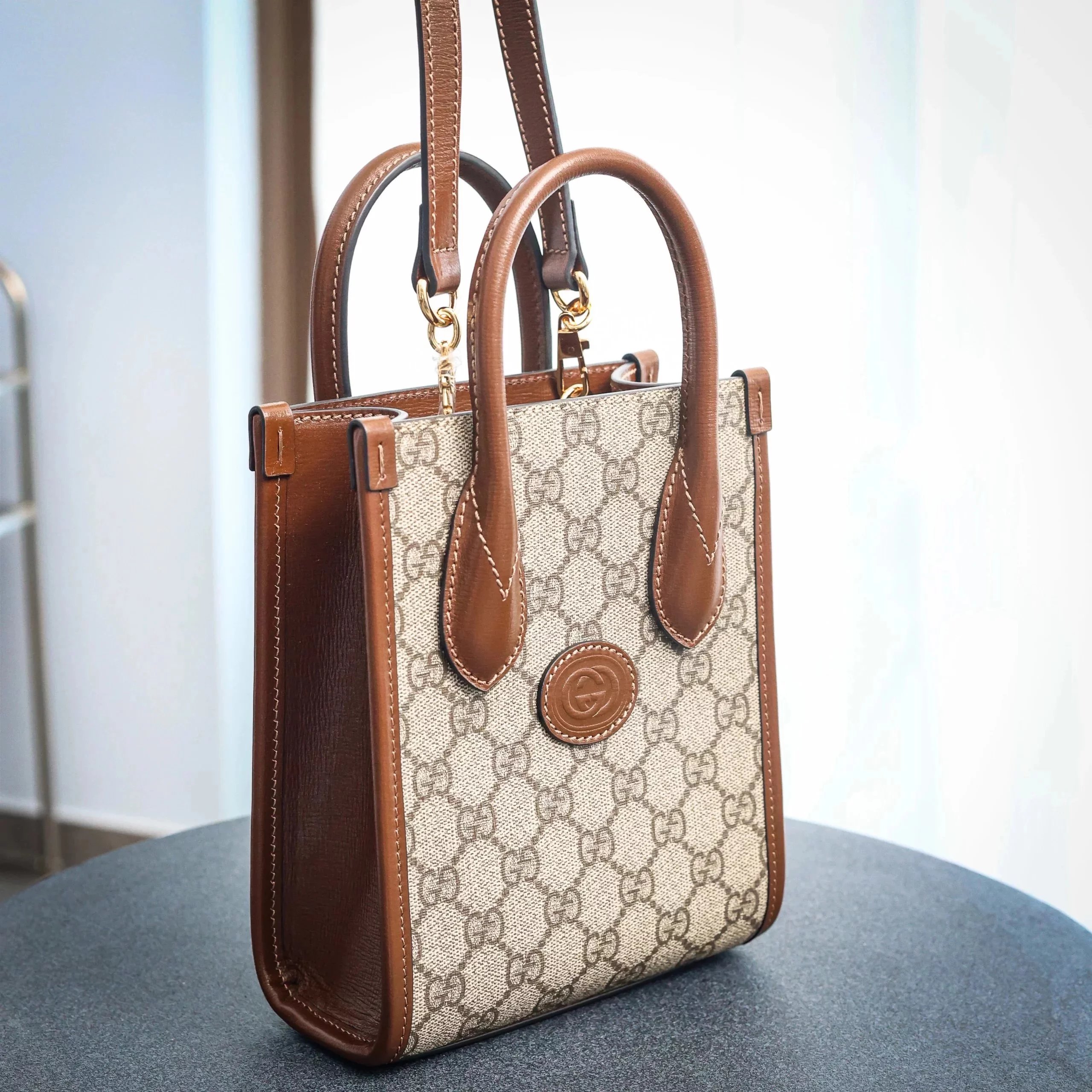 Item ID 8480 GUCCI Gucci GG-Retro Series decorated with interlocking pairs G mini t