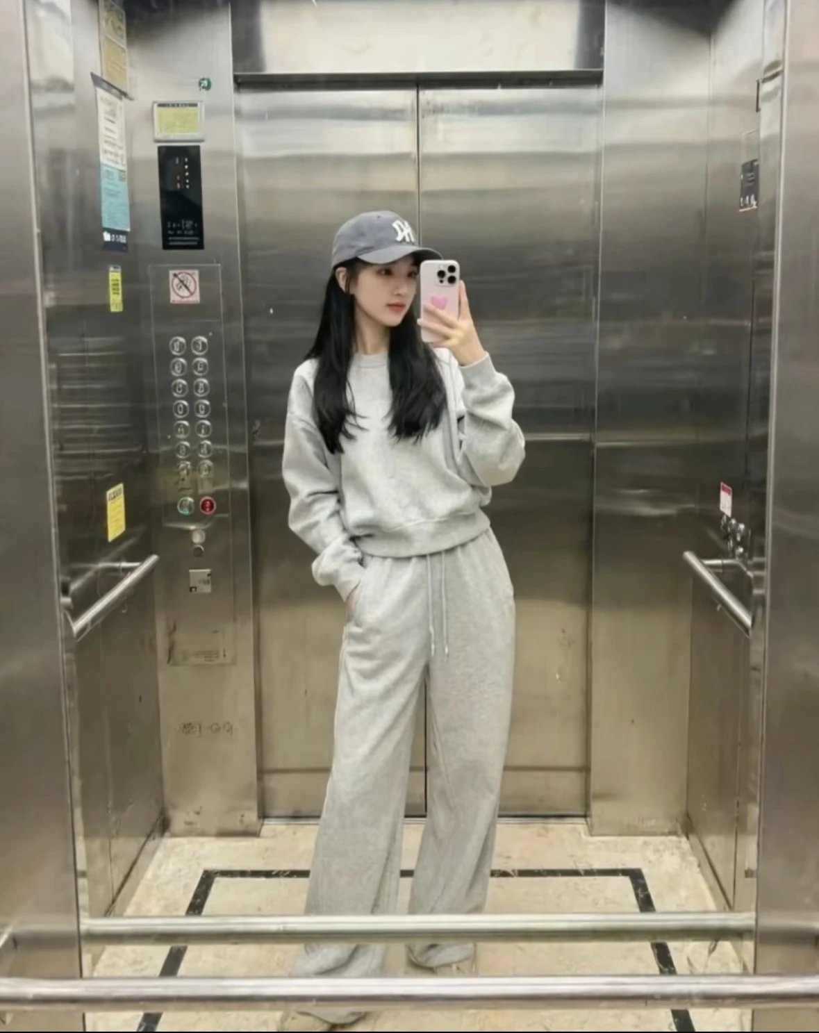 Item ID 8067 alo-logo Logo crew neck loose long sleeve sweatshirt - black - white -