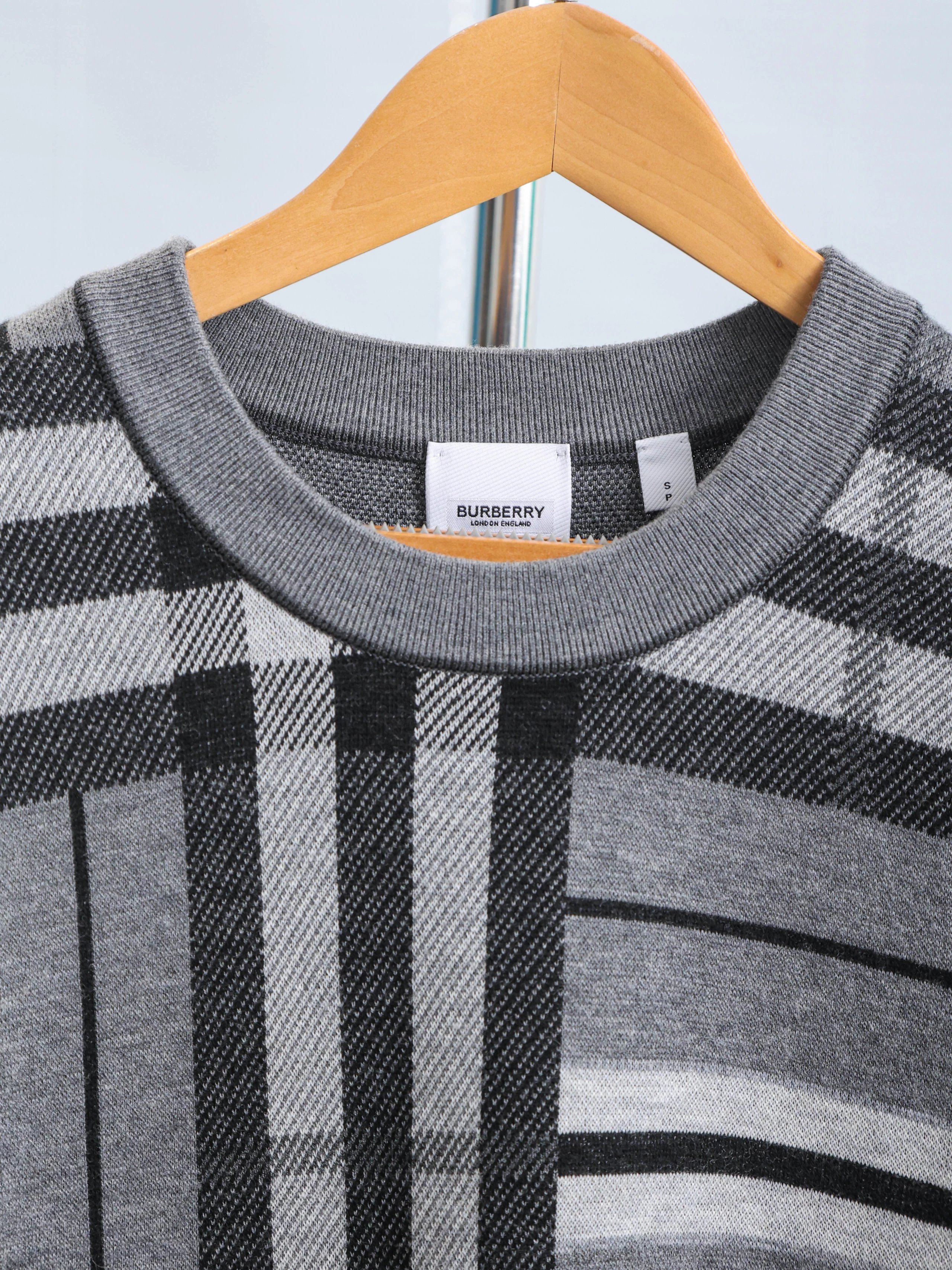 Item ID 8253 Burberr- Burberry -2023ss- Irregular plaid - wool sweater - Black and