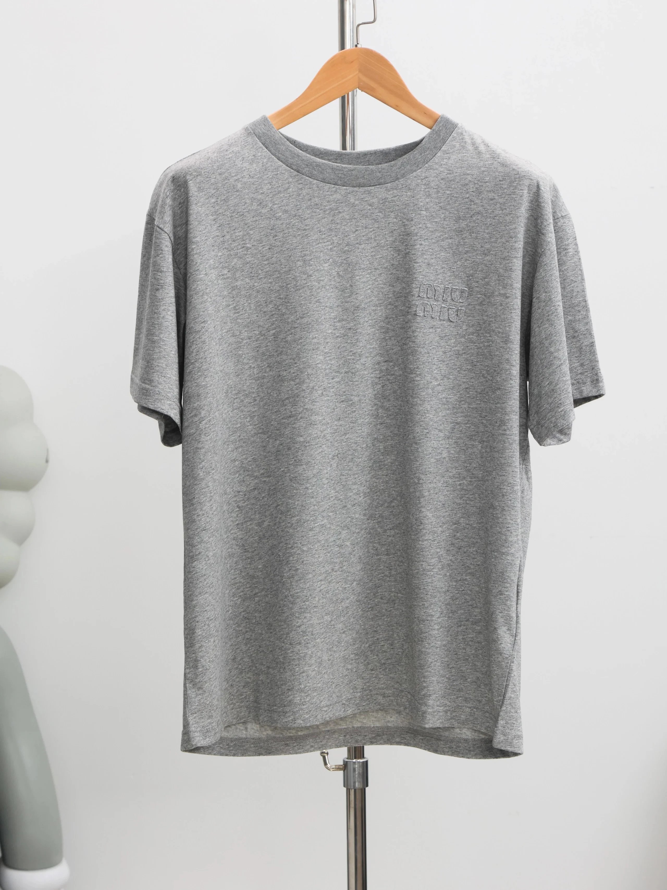 Item ID 8327 Miumiu- Miu Miu -2023ss- patch Logo short sleeves - flower gray - Ultr