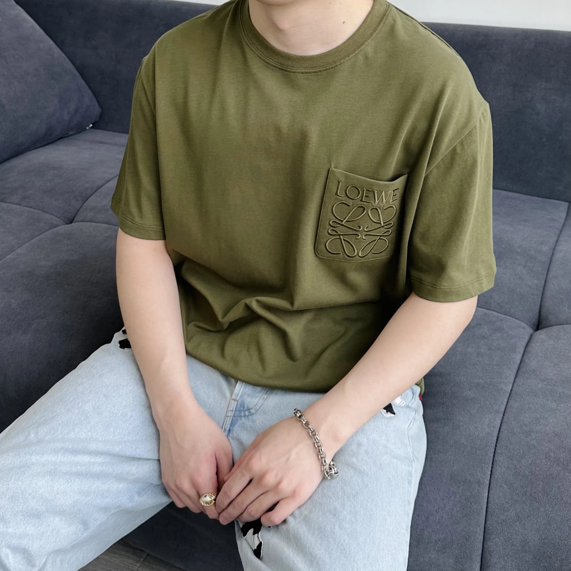 Item ID 8319 L0EWE-Roewe -2025s Pocket Embroidered Basic Round Neck Short Sleeve -