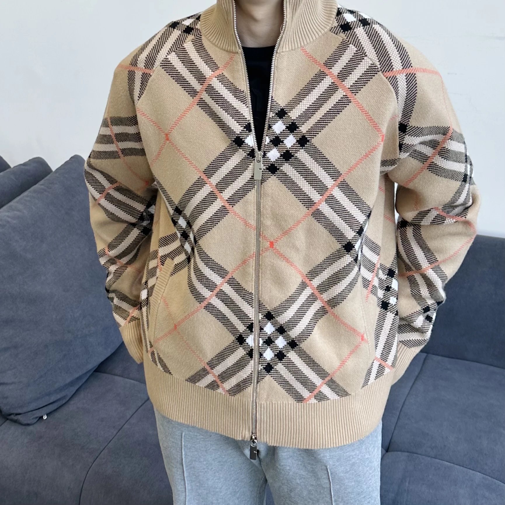 Item ID 8022 Burberr-BBR-2024ss- Classic cross diagonal pattern series - wool coat