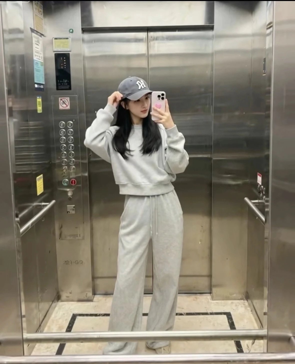 Item ID 8067 alo-logo Logo crew neck loose long sleeve sweatshirt - black - white -