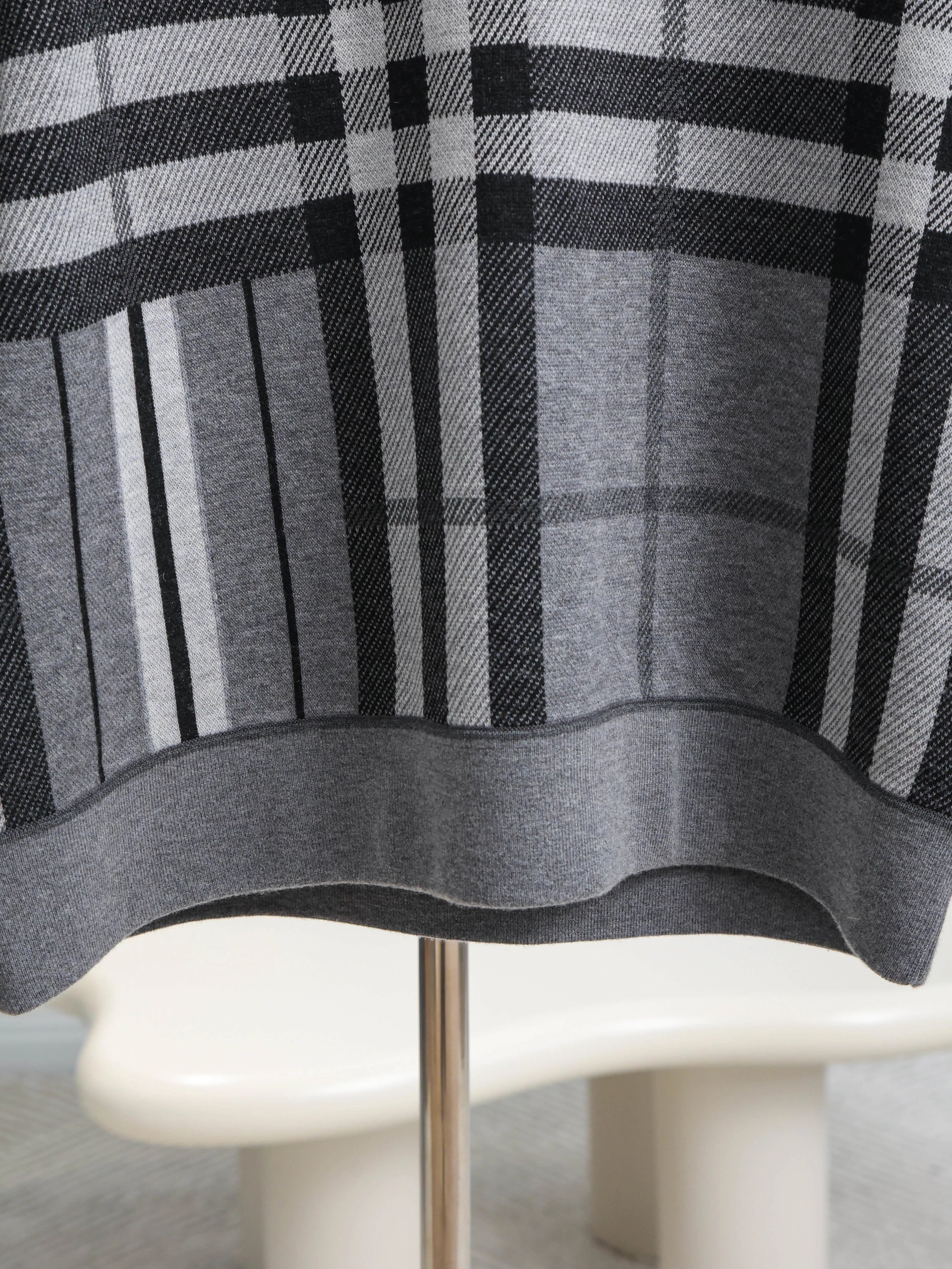 Item ID 8253 Burberr- Burberry -2023ss- Irregular plaid - wool sweater - Black and