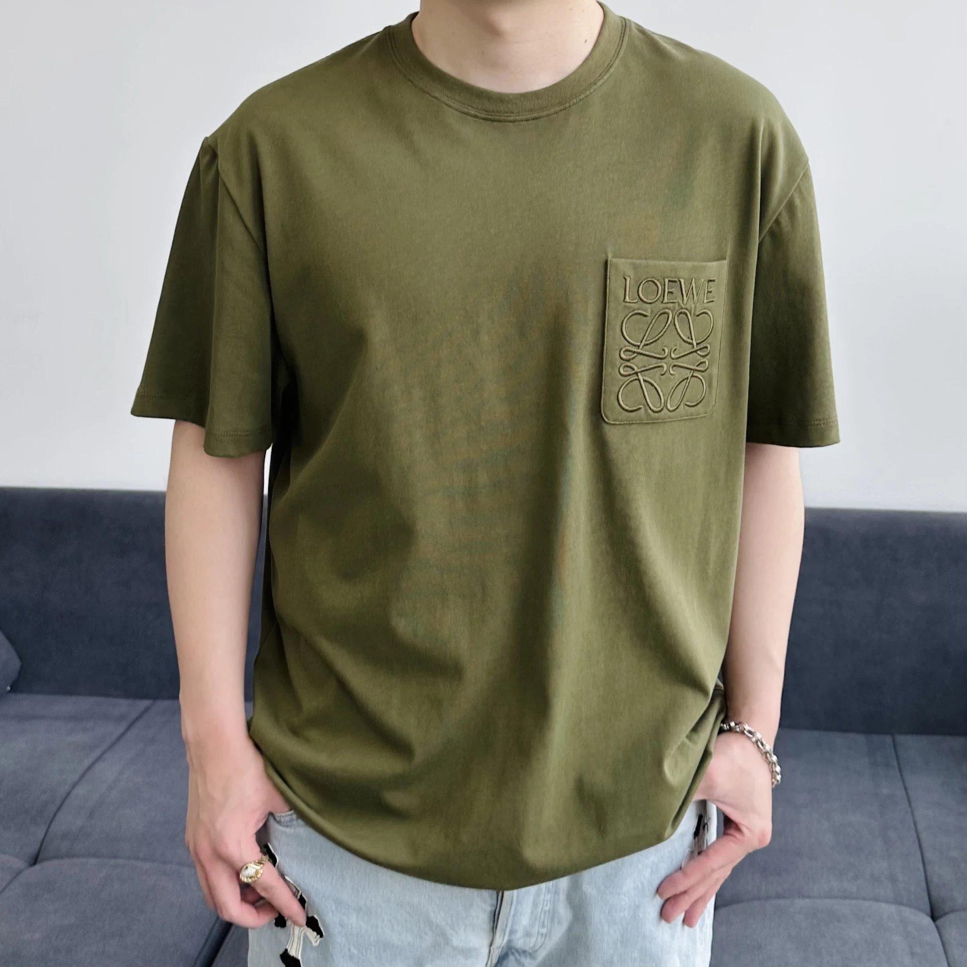 Item ID 8319 L0EWE-Roewe -2025s Pocket Embroidered Basic Round Neck Short Sleeve -