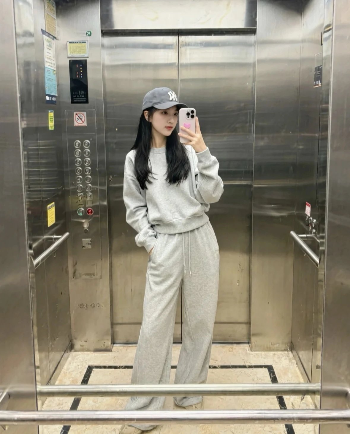 Item ID 8067 alo-logo Logo crew neck loose long sleeve sweatshirt - black - white -