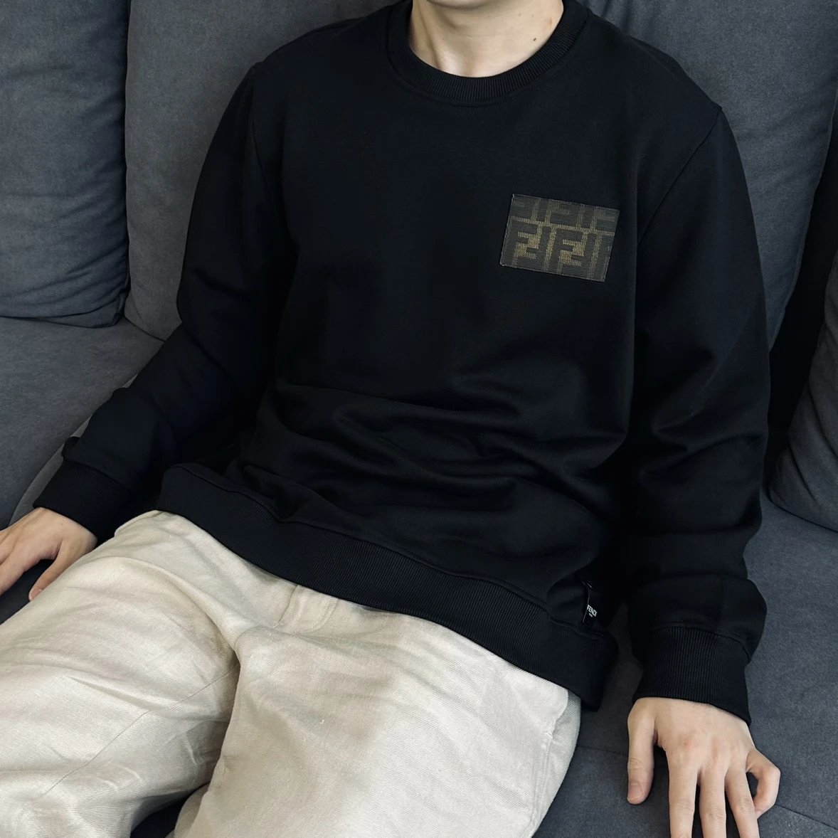 Item ID 8080 FEND1- Fendi -2024ss- Chest classic old-fashioned leather sweatshirt -