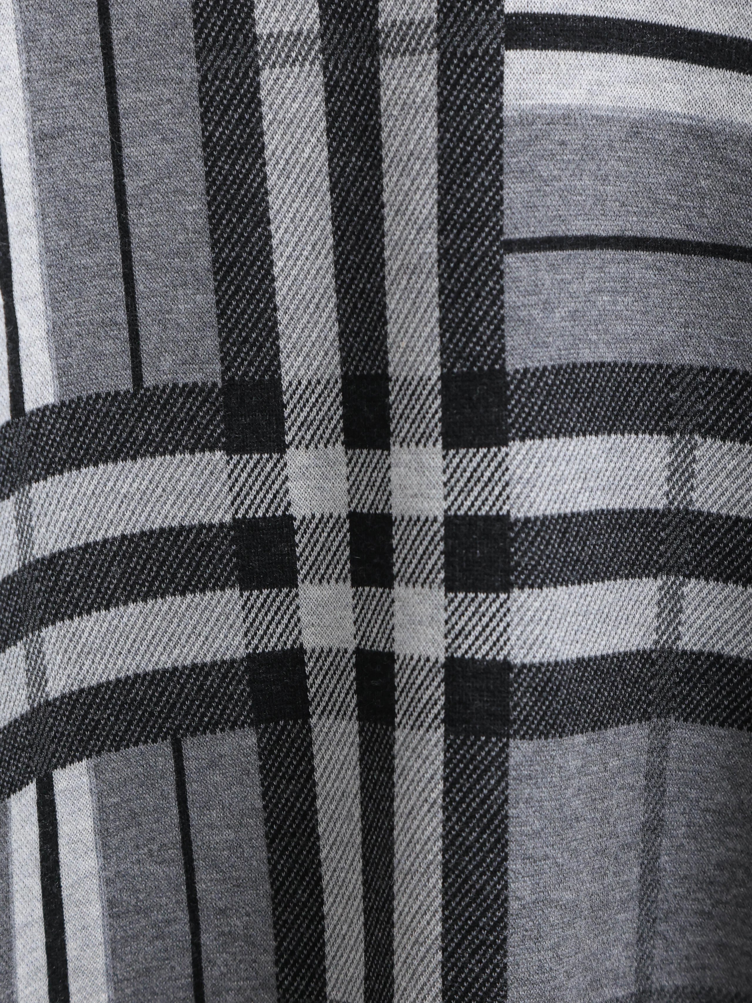 Item ID 8253 Burberr- Burberry -2023ss- Irregular plaid - wool sweater - Black and