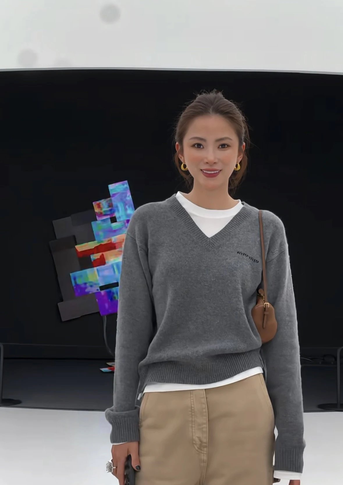 Item ID 8264 M1UM1U Miu Miu FW25 contrasting _cashmere mixed yarn_ V-neck knitted s