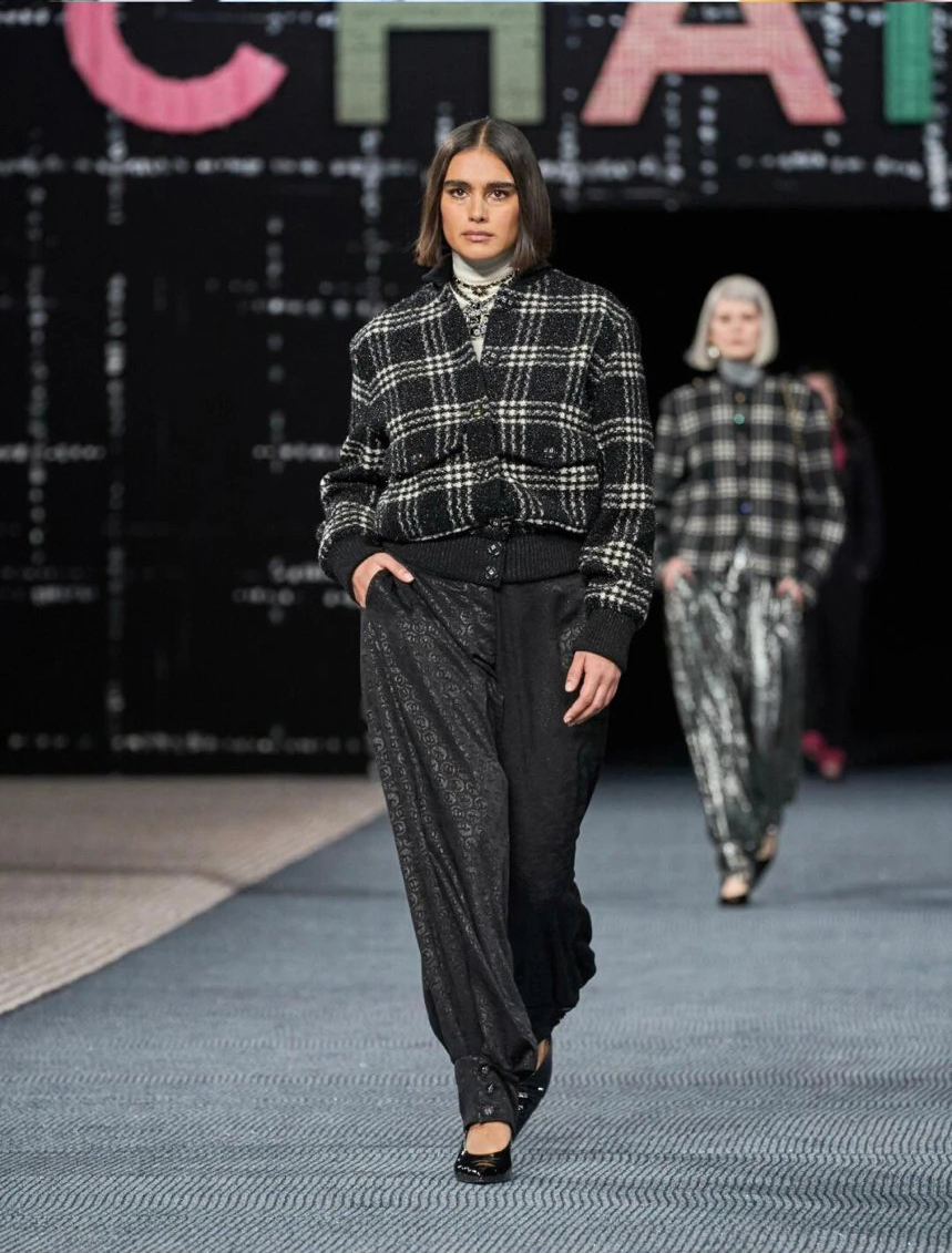Item ID 8026 CHANE1- Chanel 22k Tweed Black and White Checkered Floral Coat - Black