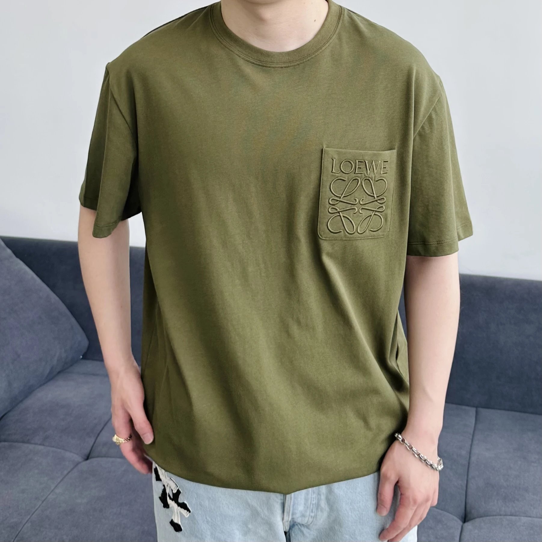 Item ID 8319 L0EWE-Roewe -2025s Pocket Embroidered Basic Round Neck Short Sleeve -