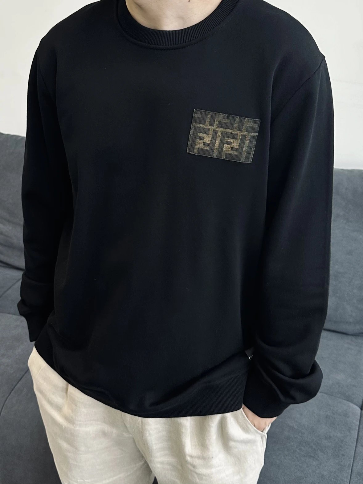 Item ID 8080 FEND1- Fendi -2024ss- Chest classic old-fashioned leather sweatshirt -