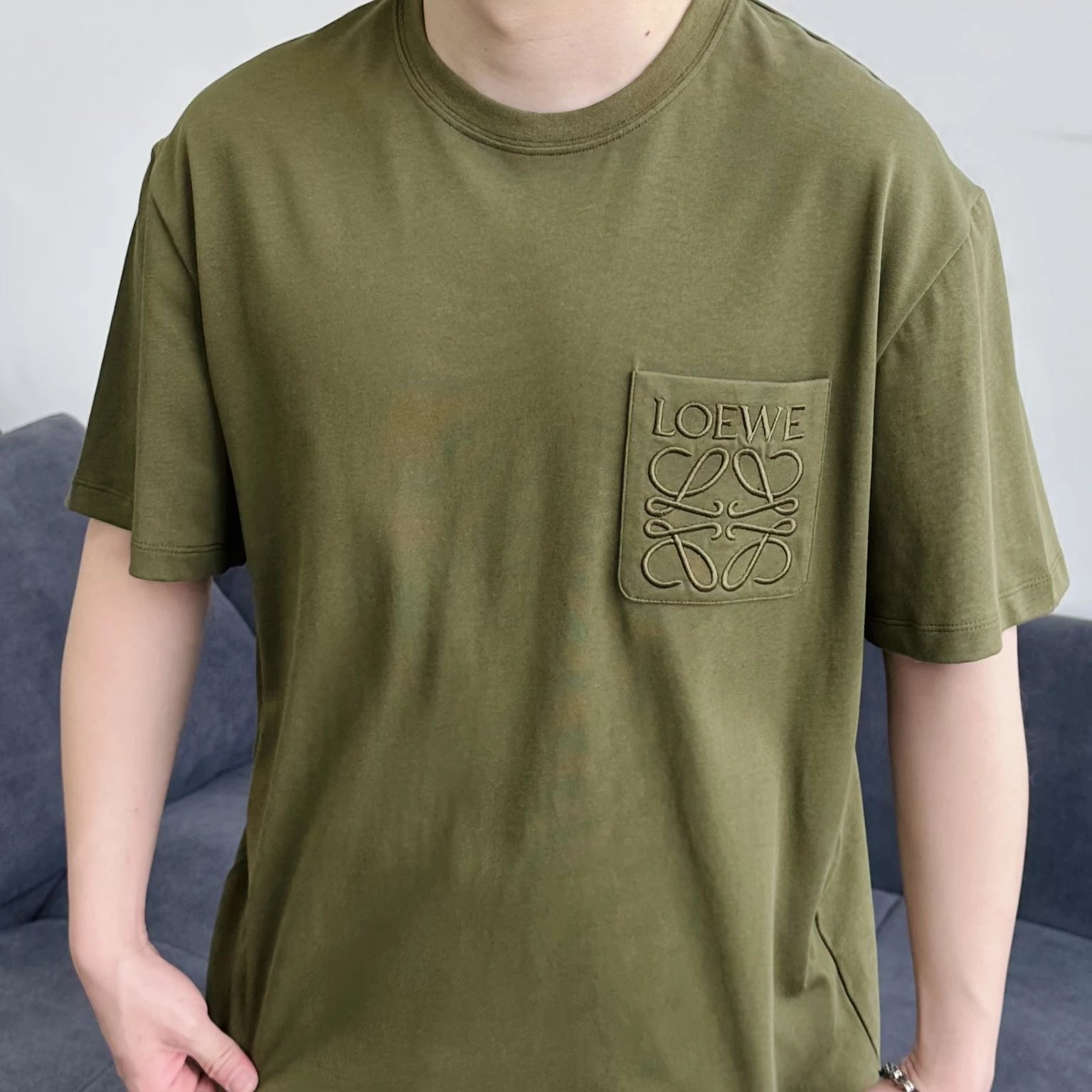 Item ID 8319 L0EWE-Roewe -2025s Pocket Embroidered Basic Round Neck Short Sleeve -