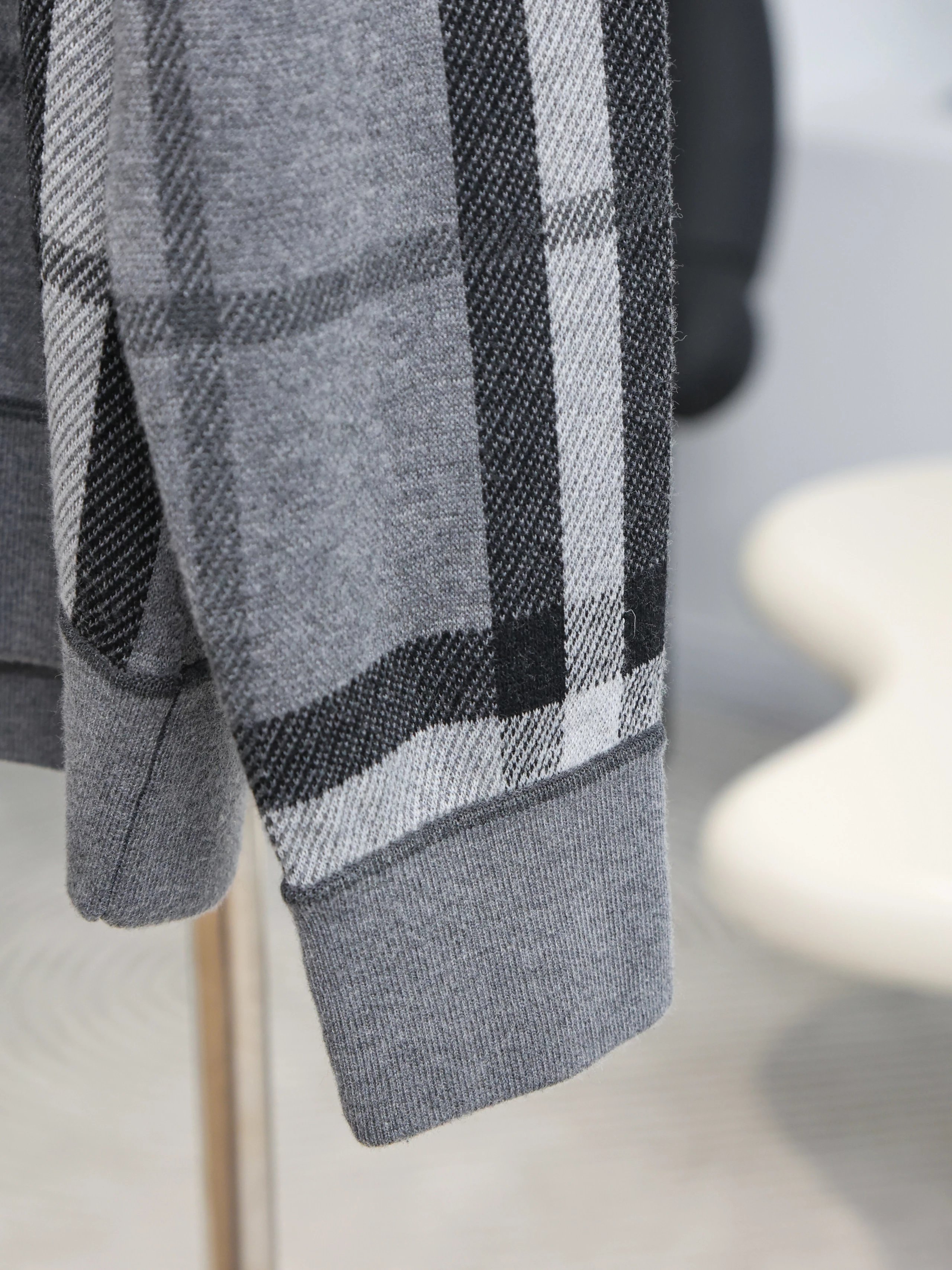 Item ID 8253 Burberr- Burberry -2023ss- Irregular plaid - wool sweater - Black and