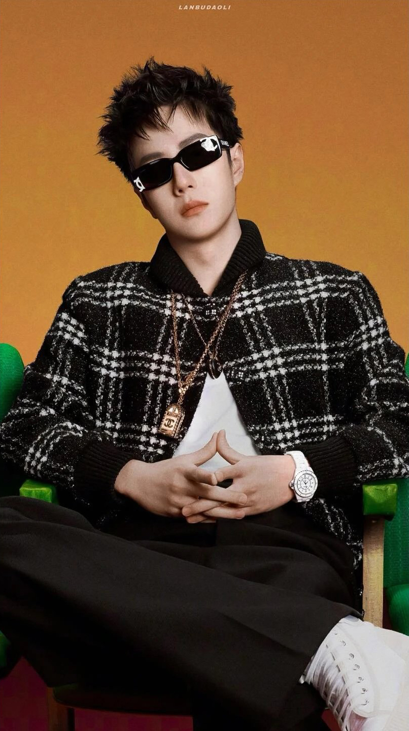 Item ID 8026 CHANE1- Chanel 22k Tweed Black and White Checkered Floral Coat - Black