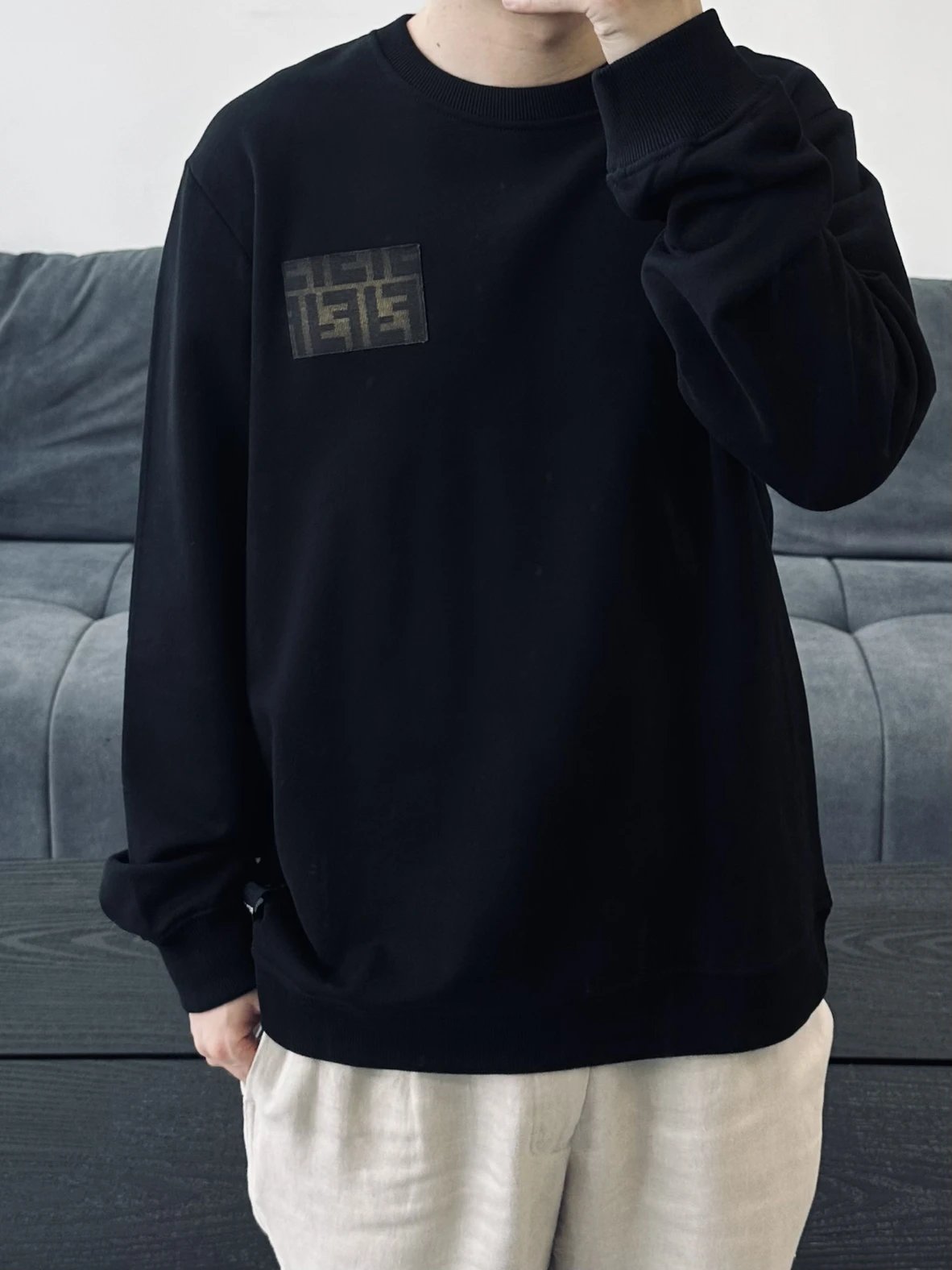 Item ID 8080 FEND1- Fendi -2024ss- Chest classic old-fashioned leather sweatshirt -