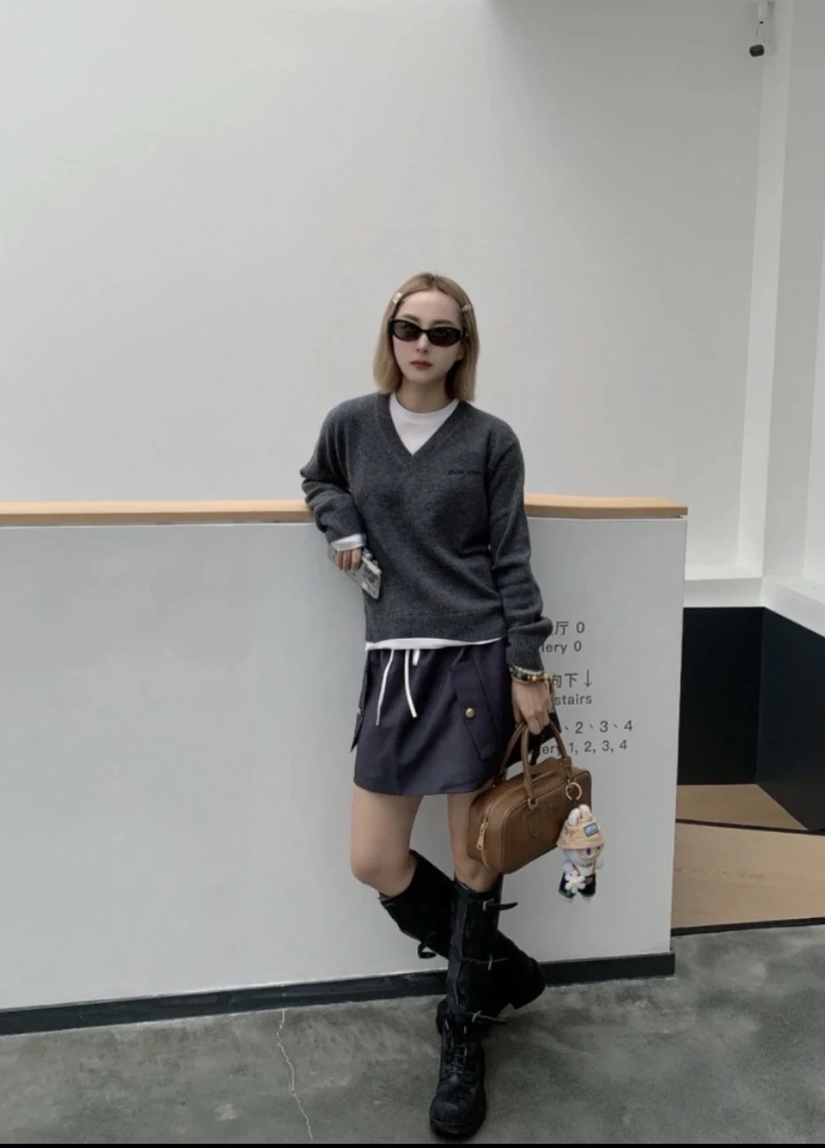 Item ID 8264 M1UM1U Miu Miu FW25 contrasting _cashmere mixed yarn_ V-neck knitted s