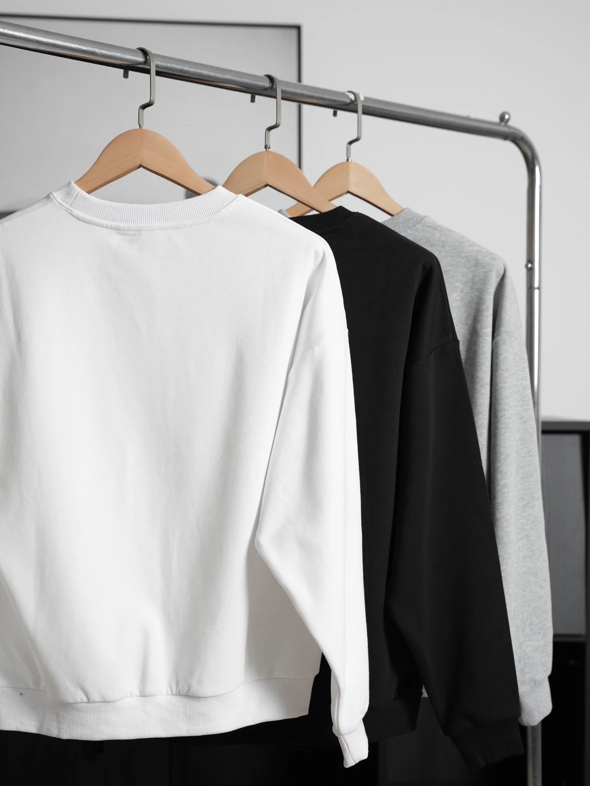 Item ID 8067 alo-logo Logo crew neck loose long sleeve sweatshirt - black - white -