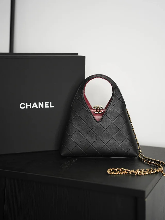 Item ID 9100 CHANE126A Premium Handcraft Workshop  Imported Plain Weave Calfskin  Magnetic Gold Label Dual C Logo  Diamond-Patterned Leather Chain Calfskin, Gold-Striped Metal, Single Shoulder Bag