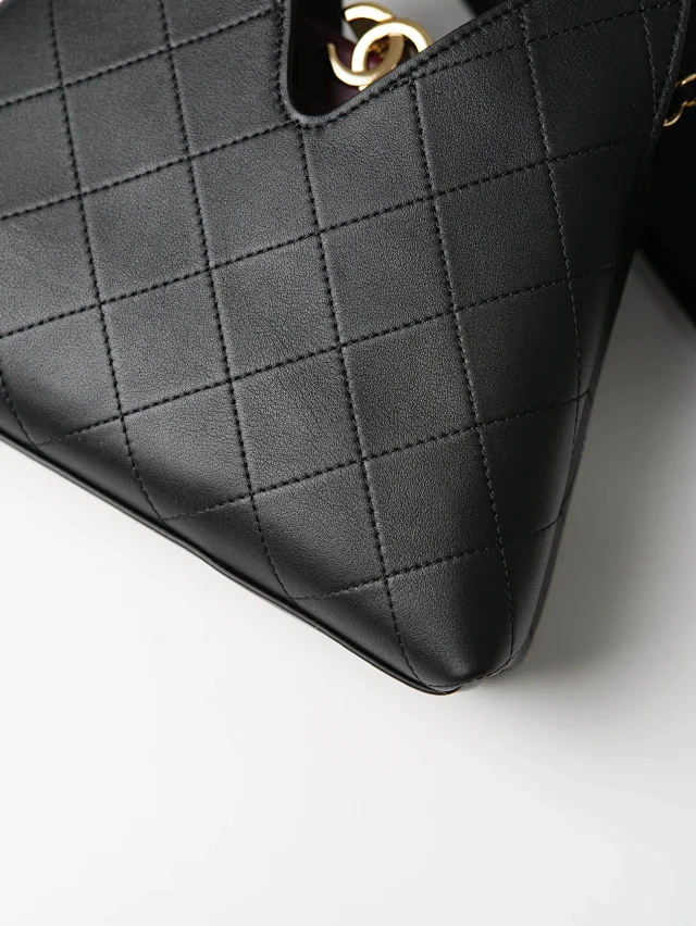 Item ID 9100 CHANE126A Premium Handcraft Workshop  Imported Plain Weave Calfskin  Magnetic Gold Label Dual C Logo  Diamond-Patterned Leather Chain Calfskin, Gold-Striped Metal, Single Shoulder Bag