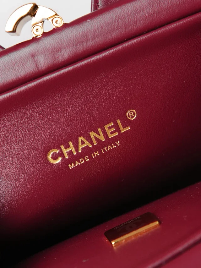 Item ID 9100 CHANE126A Premium Handcraft Workshop  Imported Plain Weave Calfskin  Magnetic Gold Label Dual C Logo  Diamond-Patterned Leather Chain Calfskin, Gold-Striped Metal, Single Shoulder Bag