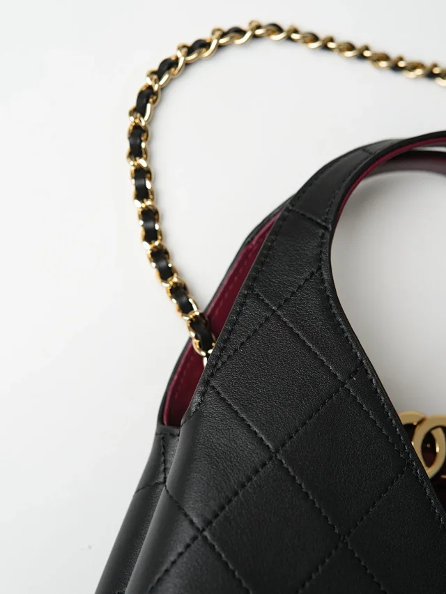 Item ID 9100 CHANE126A Premium Handcraft Workshop  Imported Plain Weave Calfskin  Magnetic Gold Label Dual C Logo  Diamond-Patterned Leather Chain Calfskin, Gold-Striped Metal, Single Shoulder Bag