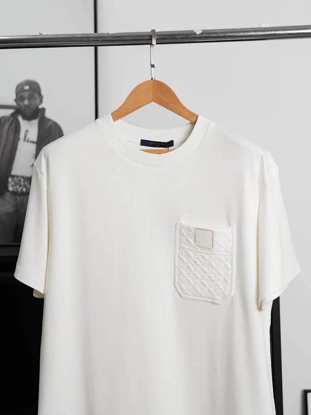 Item ID 9044 1V FW25 chest pocket design with genuine leather chest logo and dyed yarn short sleeved T-shirt for men