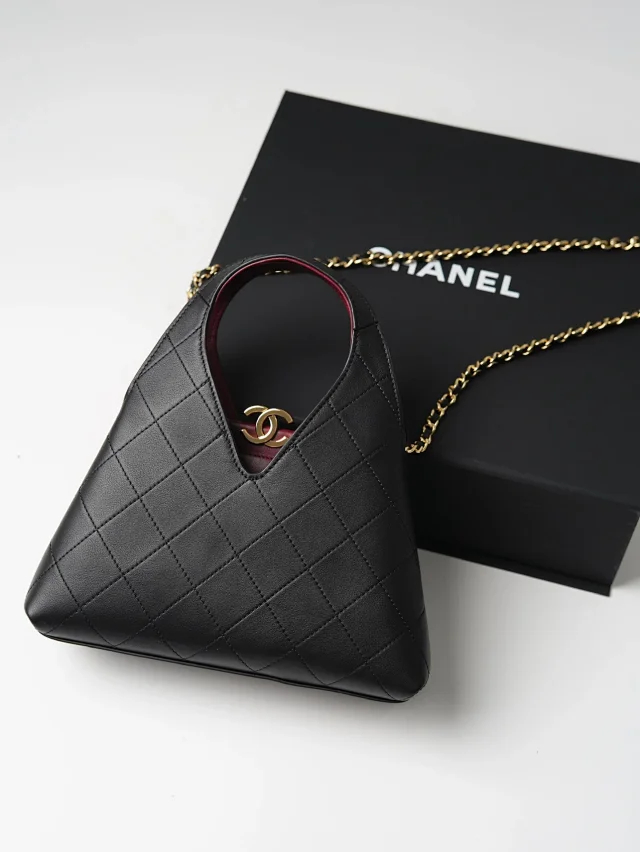 Item ID 9100 CHANE126A Premium Handcraft Workshop  Imported Plain Weave Calfskin  Magnetic Gold Label Dual C Logo  Diamond-Patterned Leather Chain Calfskin, Gold-Striped Metal, Single Shoulder Bag